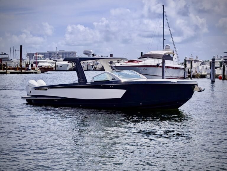 2022 Aviara 32 OutBoard (ONE OWNER UNDER 200 HOURS!)