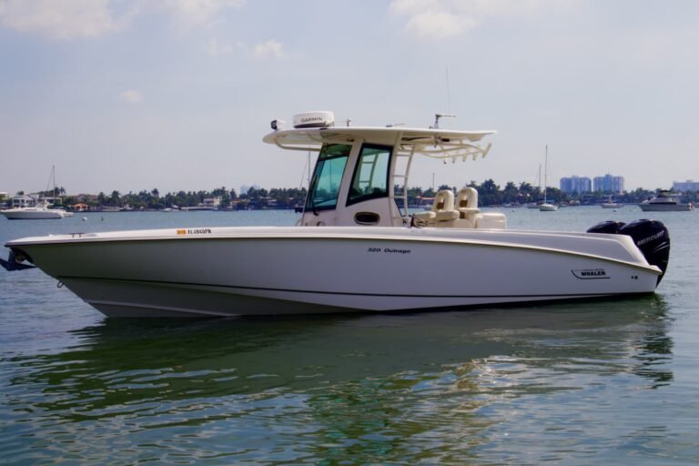 Boston Whaler 320 Outrage