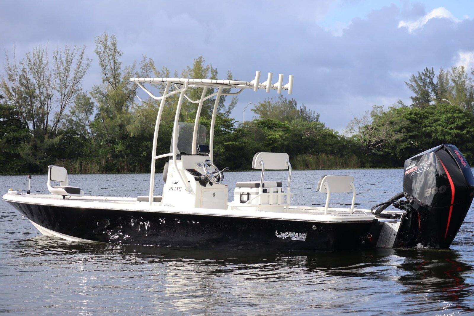 2019 Mako 21 LTS (MINT CONDITION)