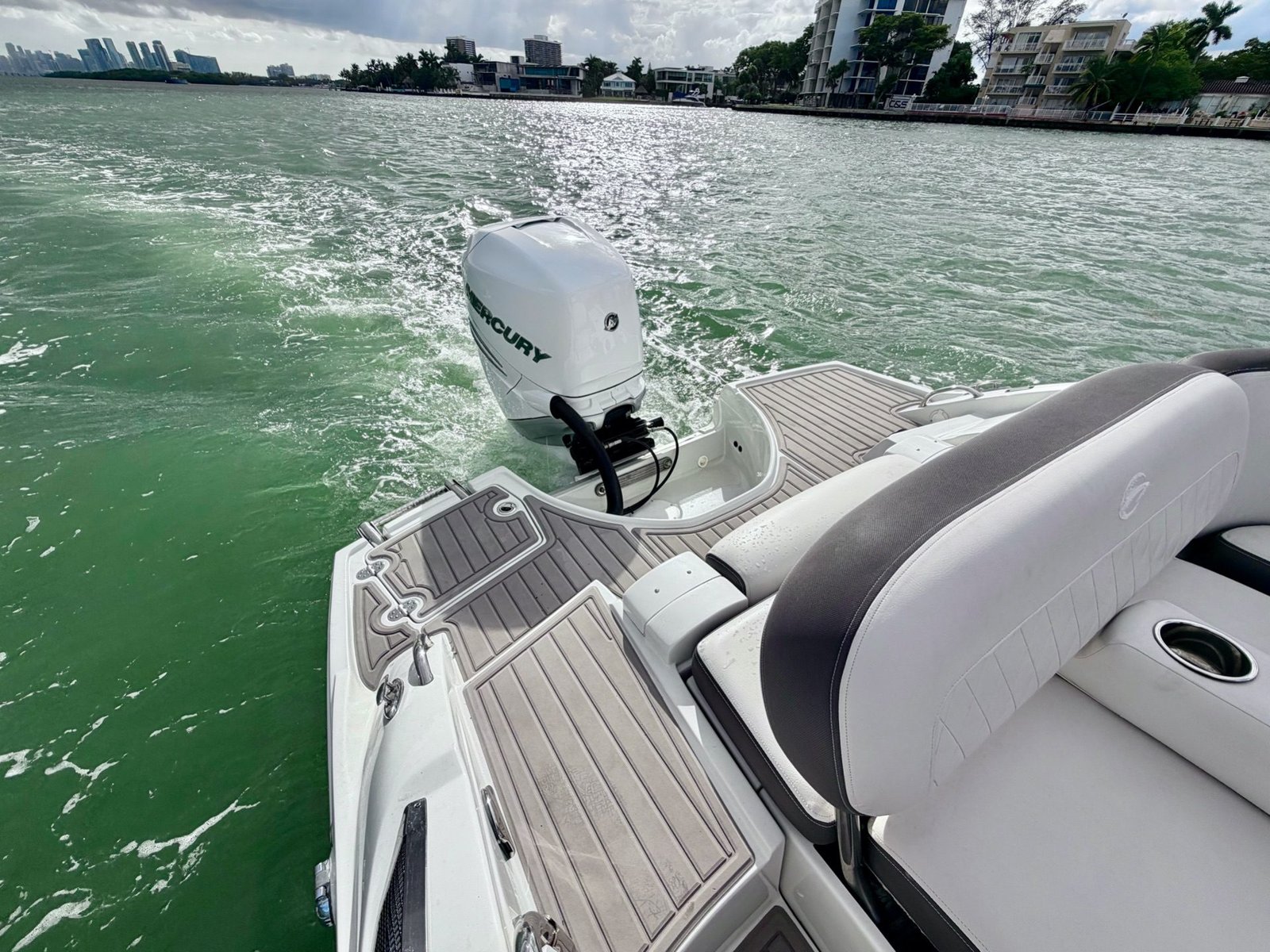 2023 Crownline 285 XS (PRISTINE CONDITIONS)