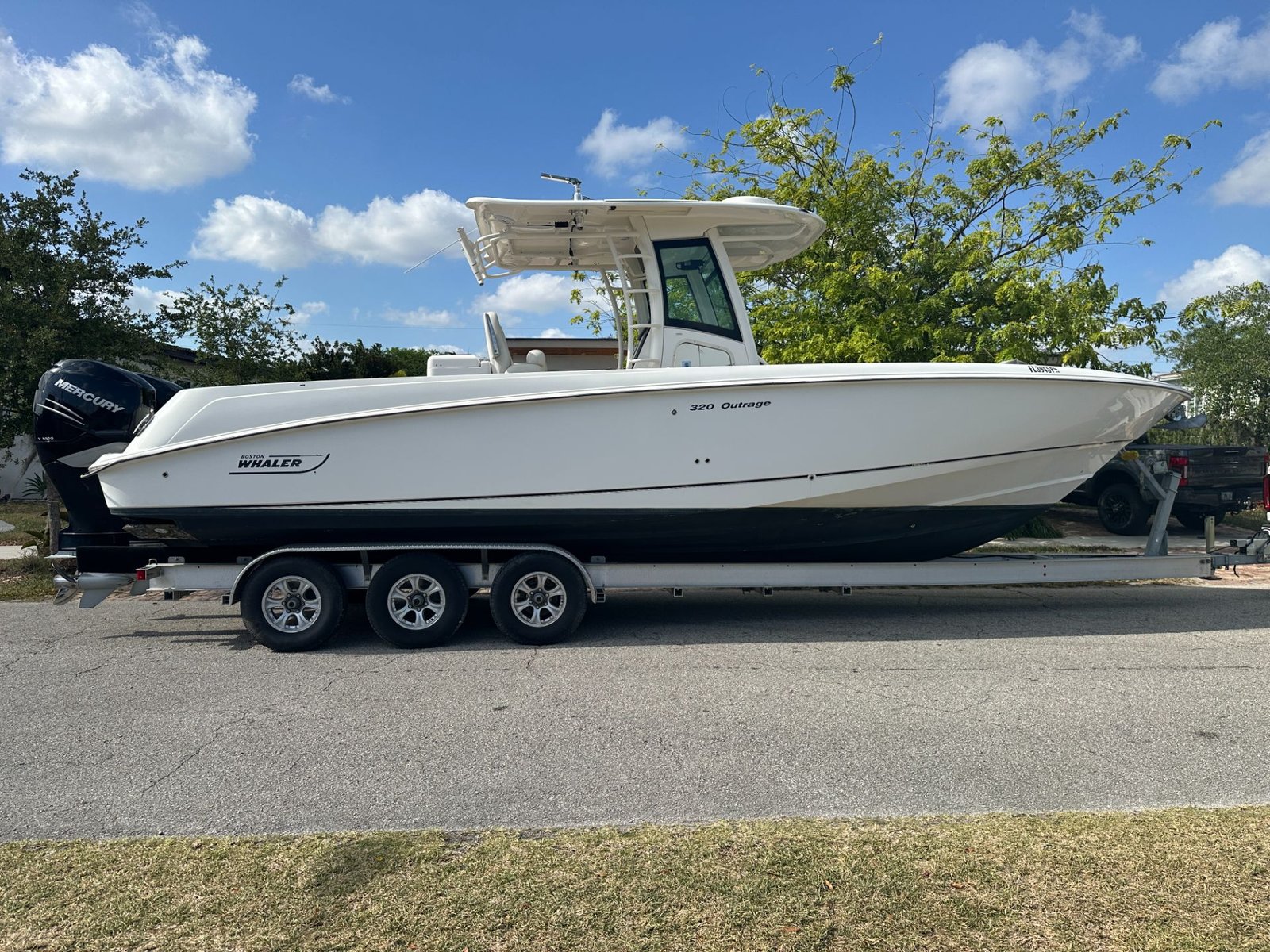 Boston Whaler 320 Outrage