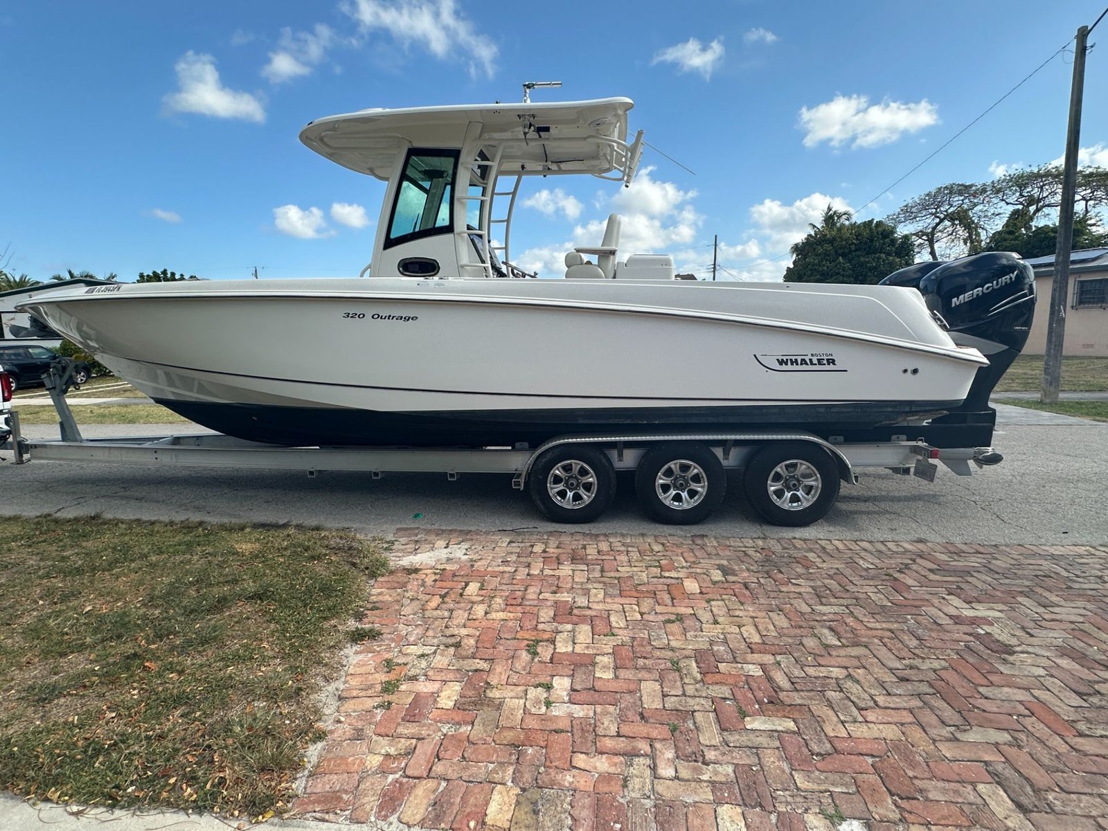 Boston Whaler 320 Outrage
