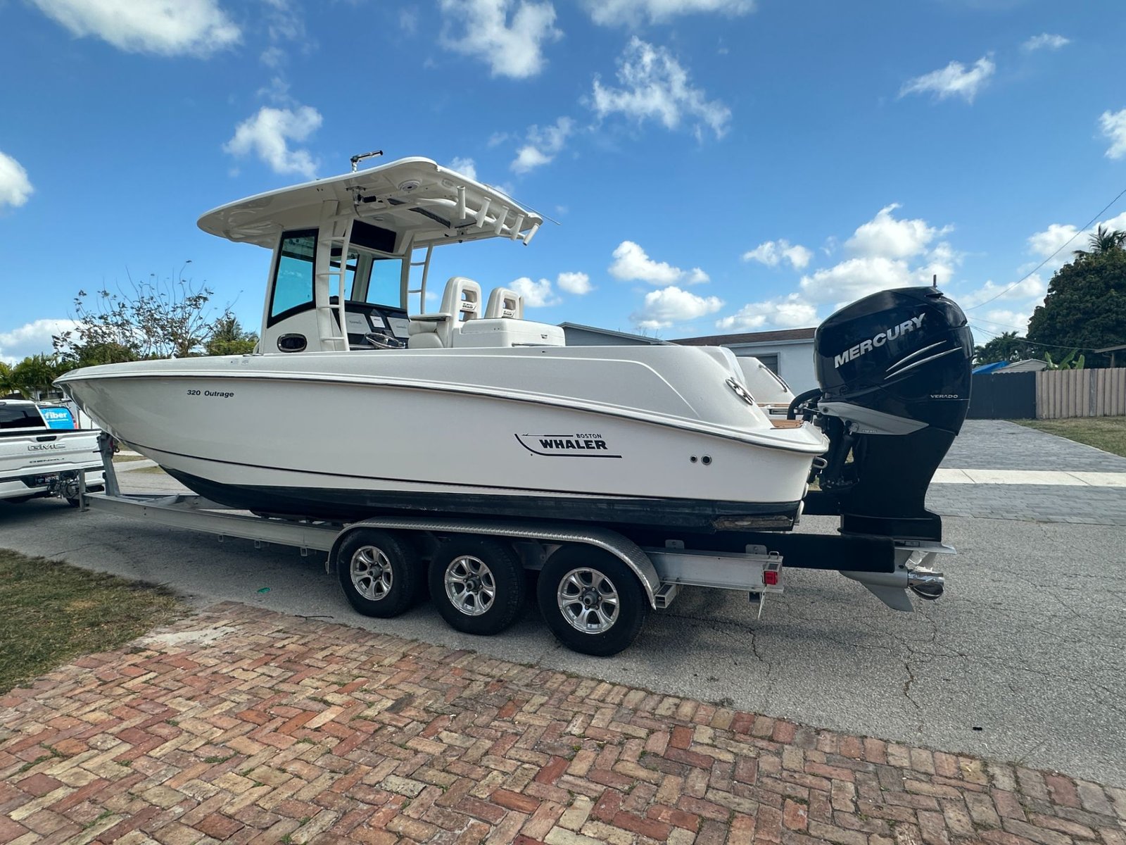 Boston Whaler 320 Outrage