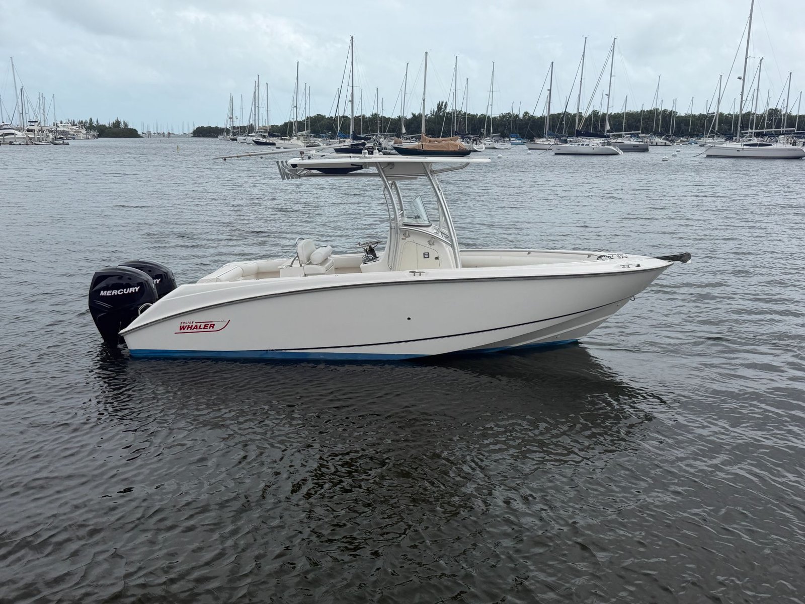 2006 Boston Whaler 240 Outrage powered by twin Mercury150hp 4 Strokes with only 460hours !!!