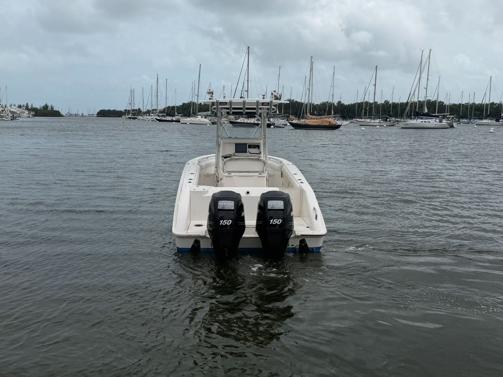 2006 Boston Whaler 240 Outrage powered by twin Mercury150hp 4 Strokes with only 460hours !!!