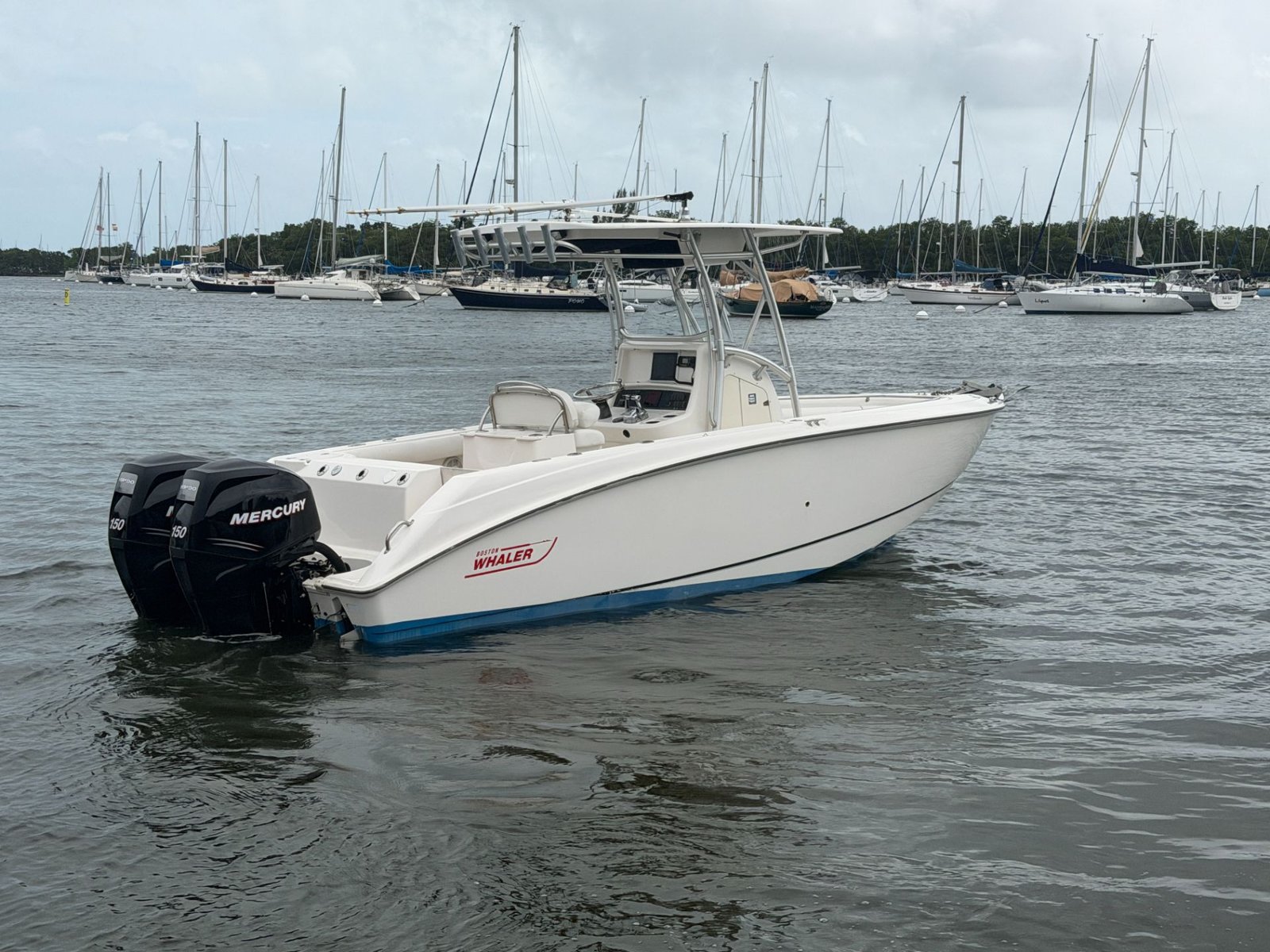 2006 Boston Whaler 240 Outrage powered by twin Mercury150hp 4 Strokes with only 460hours !!!