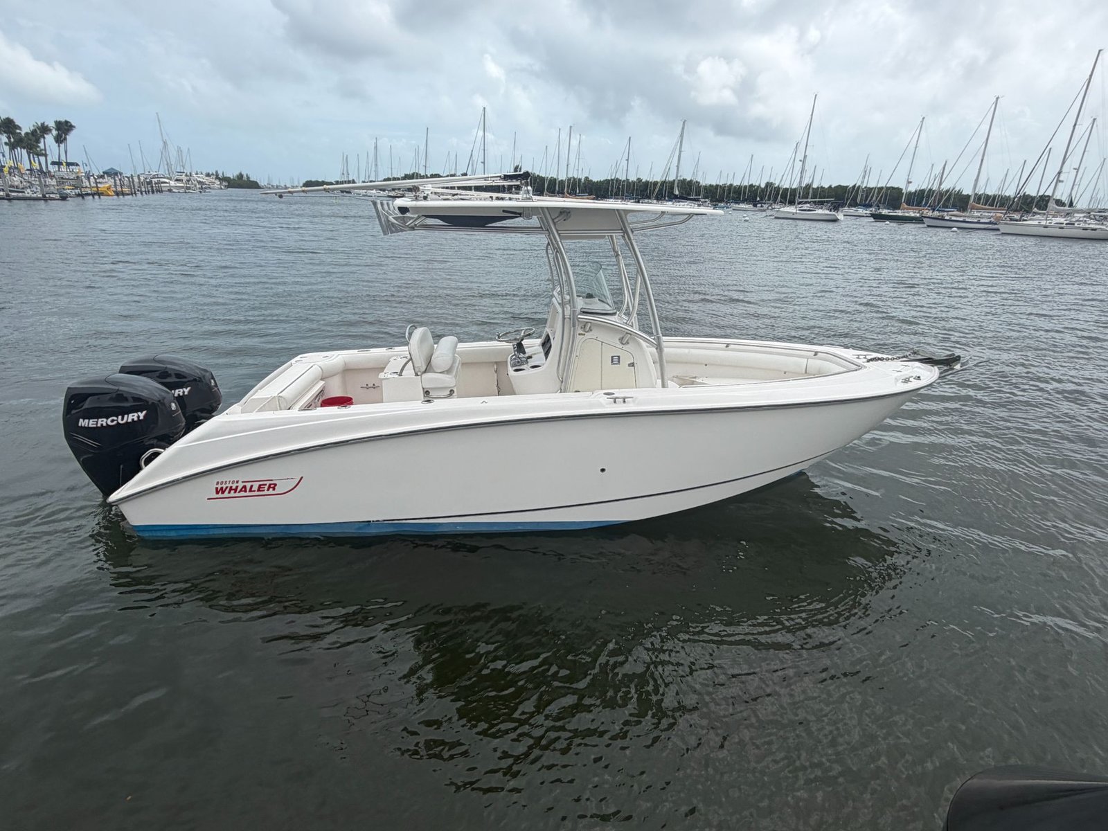 2006 Boston Whaler 240 Outrage powered by twin Mercury150hp 4 Strokes with only 460hours !!!