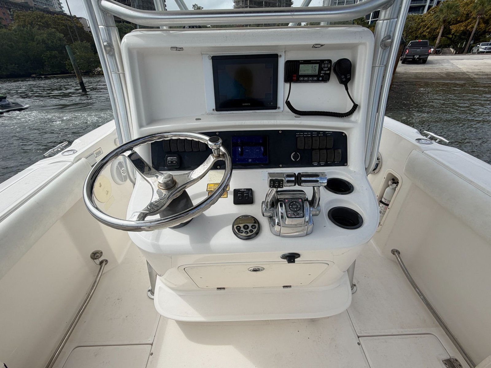 2006 Boston Whaler 240 Outrage powered by twin Mercury150hp 4 Strokes with only 460hours !!!