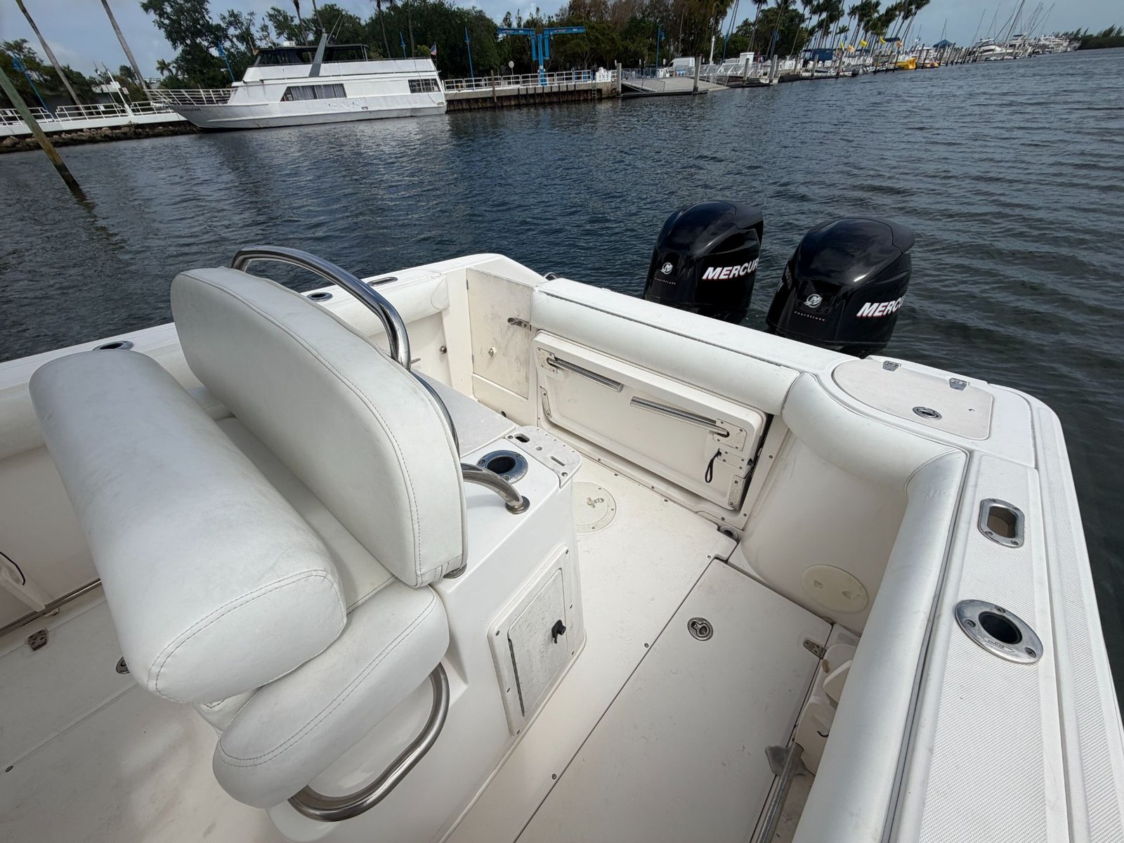 2006 Boston Whaler 240 Outrage powered by twin Mercury150hp 4 Strokes with only 460hours !!!