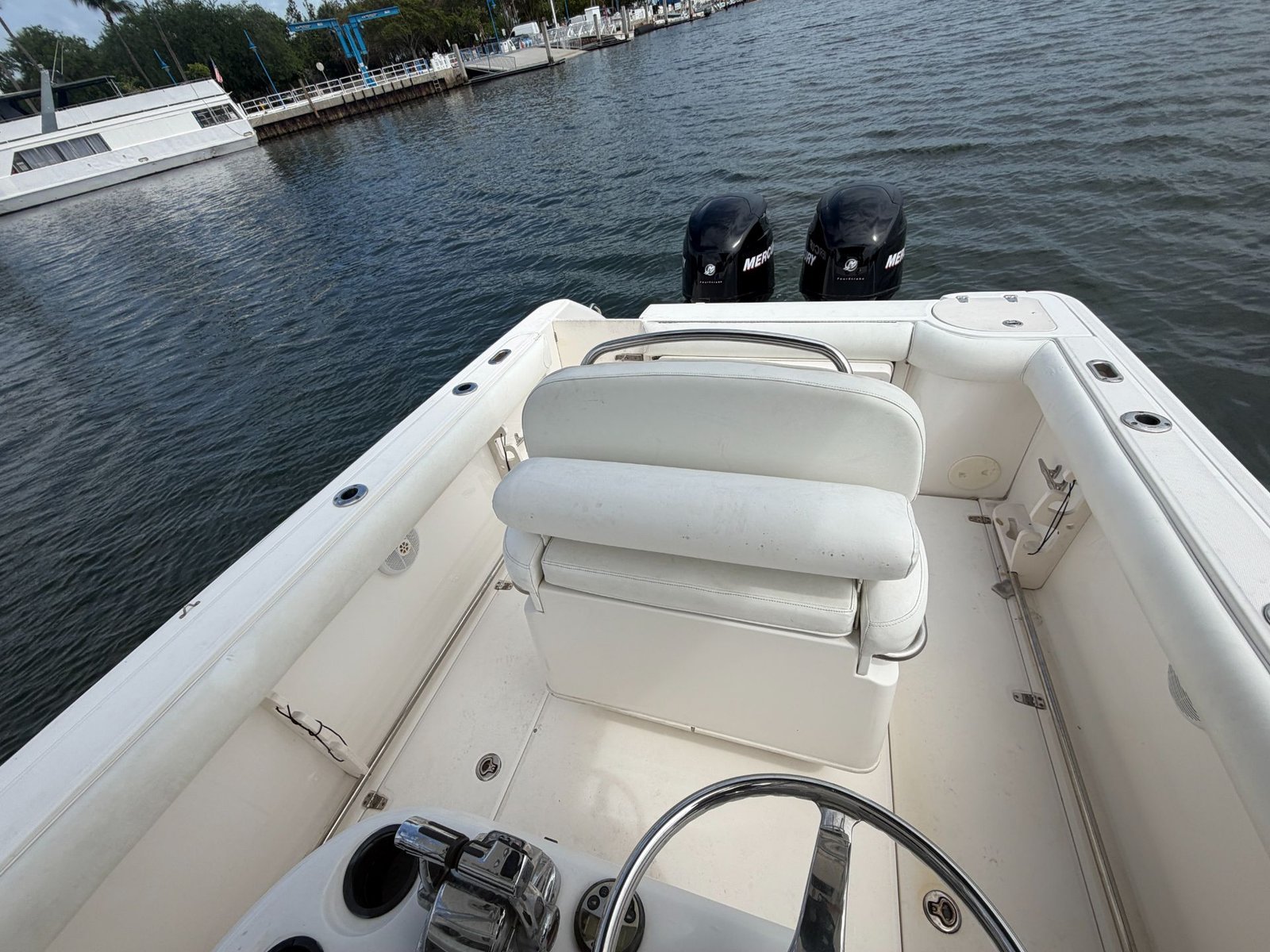 2006 Boston Whaler 240 Outrage powered by twin Mercury150hp 4 Strokes with only 460hours !!!