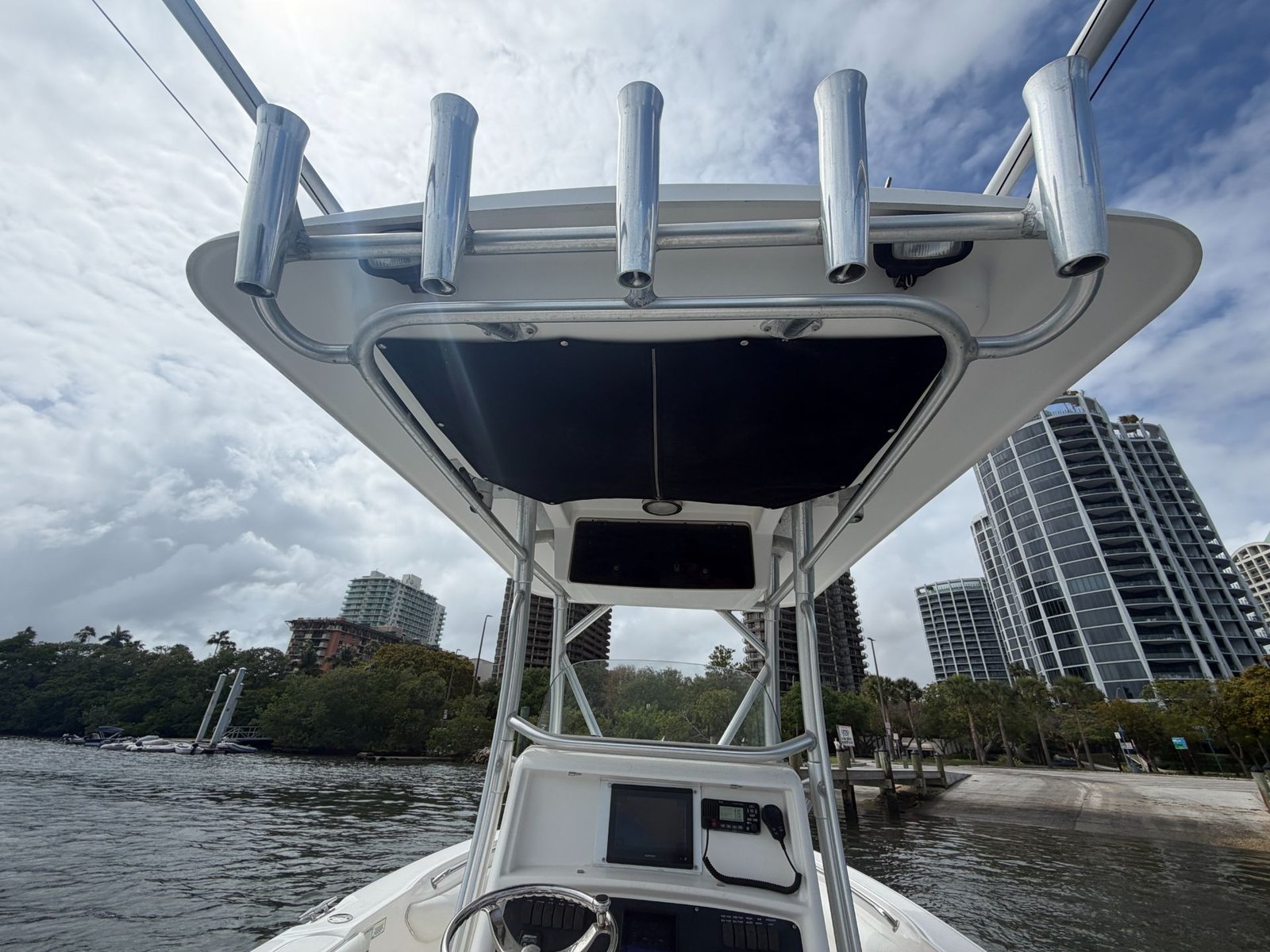 2006 Boston Whaler 240 Outrage powered by twin Mercury150hp 4 Strokes with only 460hours !!!