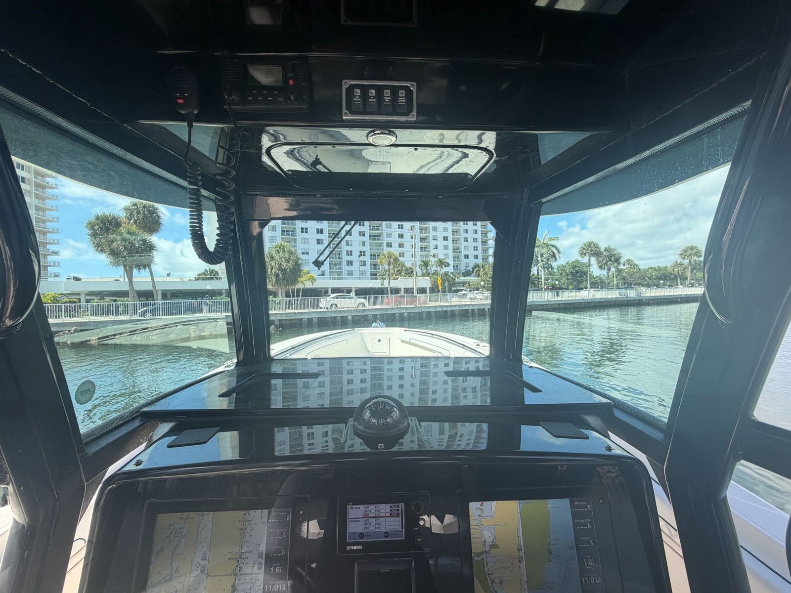 2017 Hydrasports 3400 CC powered by Triple Yamaha 300hp 4 Strokes with only 620hours!!!