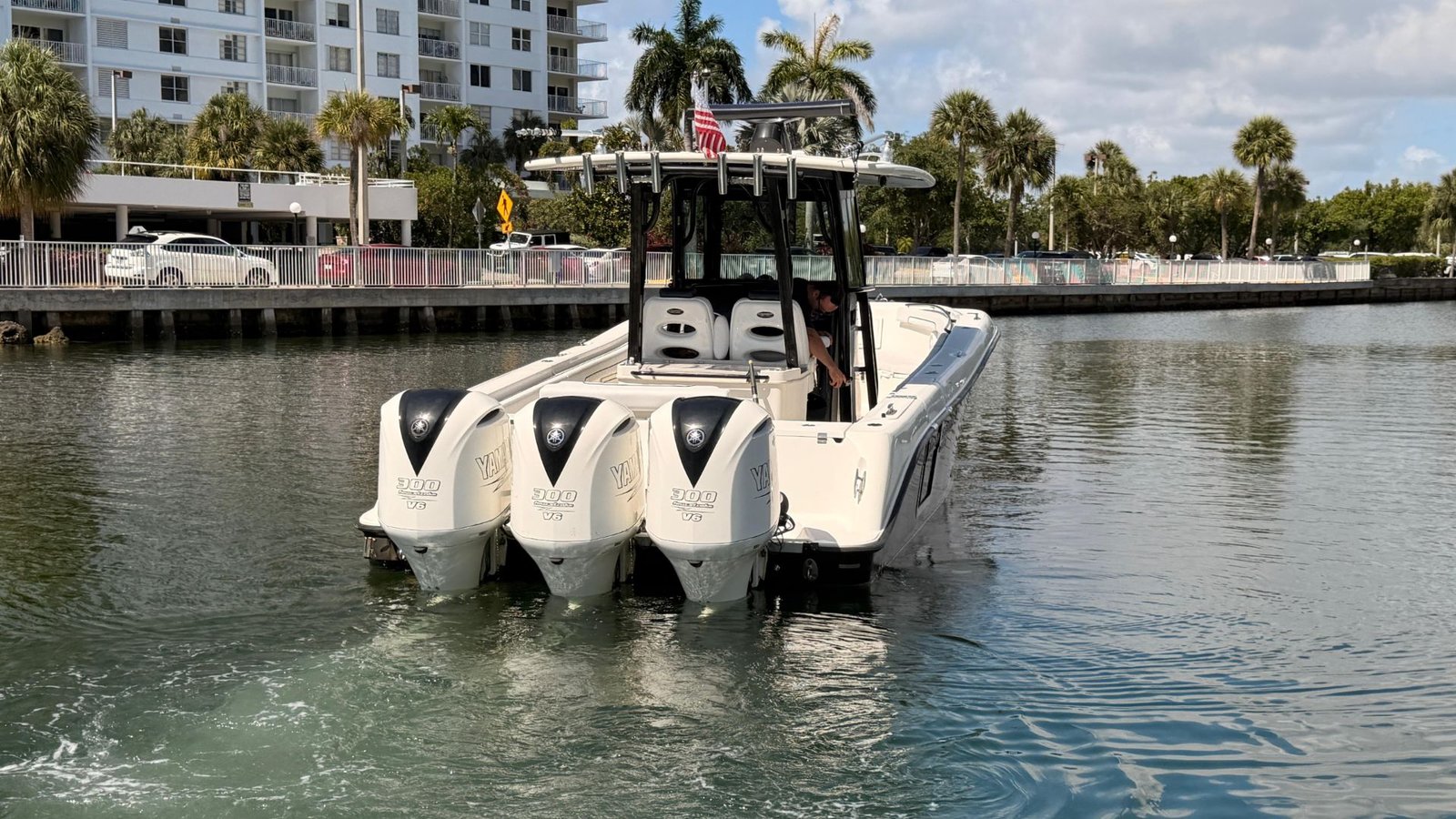 2017 Hydrasports 3400 CC powered by Triple Yamaha 300hp 4 Strokes with only 620hours!!!