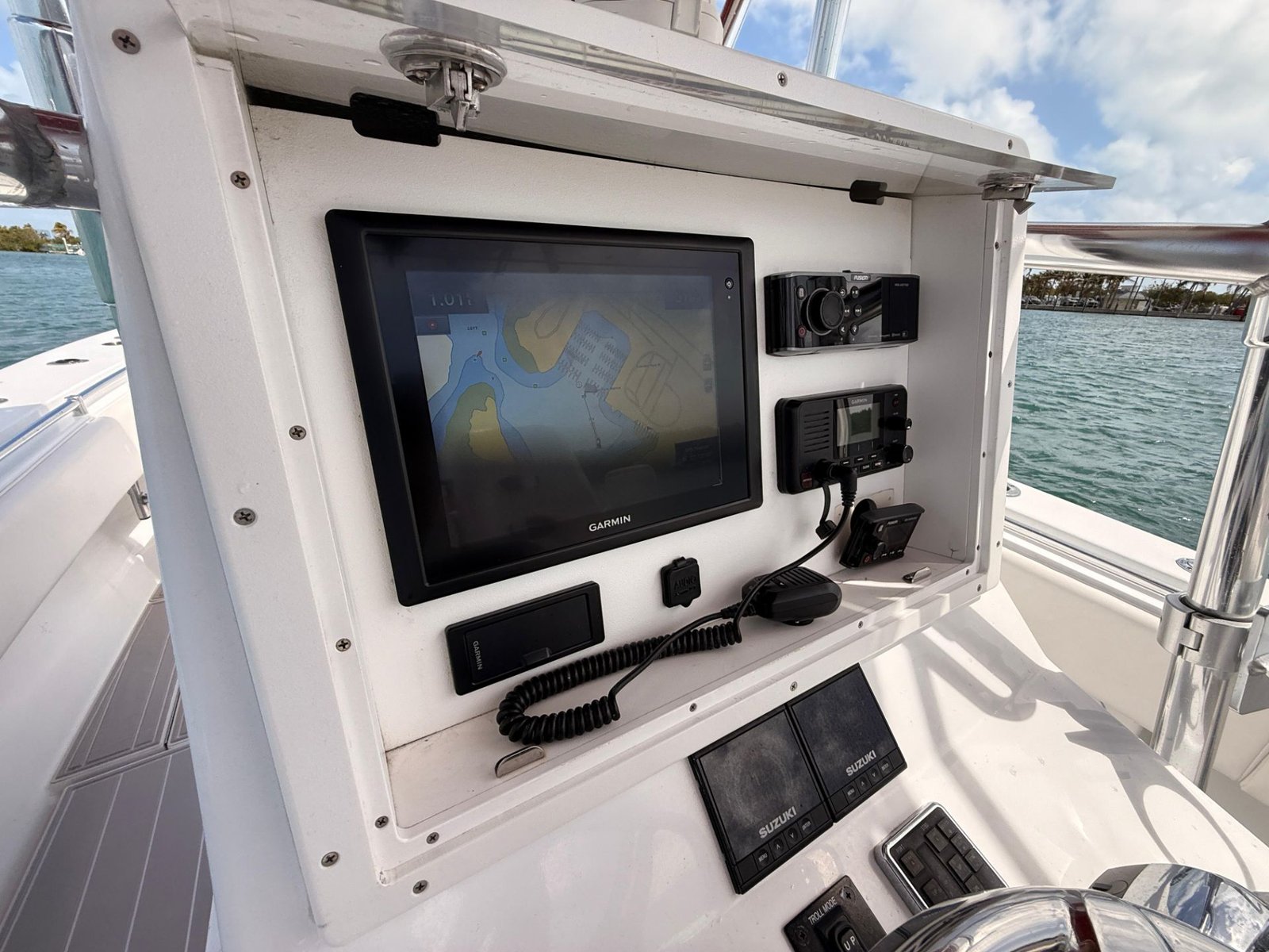2001 Contender 27 Tournament powered by twin 2017 Suzuki 300hp with only 400hours !!