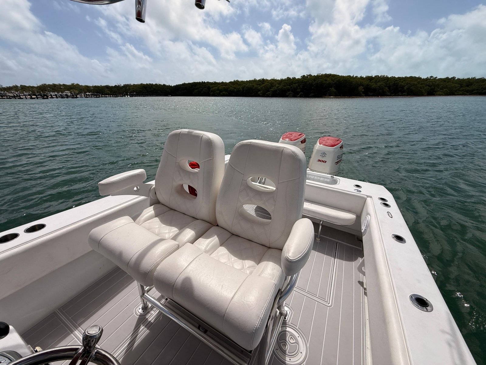 2001 Contender 27 Tournament powered by twin 2017 Suzuki 300hp with only 400hours !!