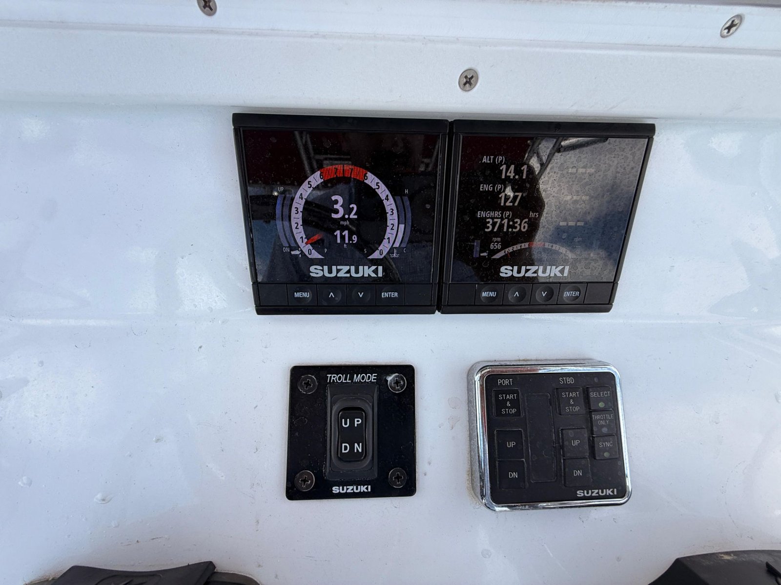 2001 Contender 27 Tournament powered by twin 2017 Suzuki 300hp with only 400hours !!