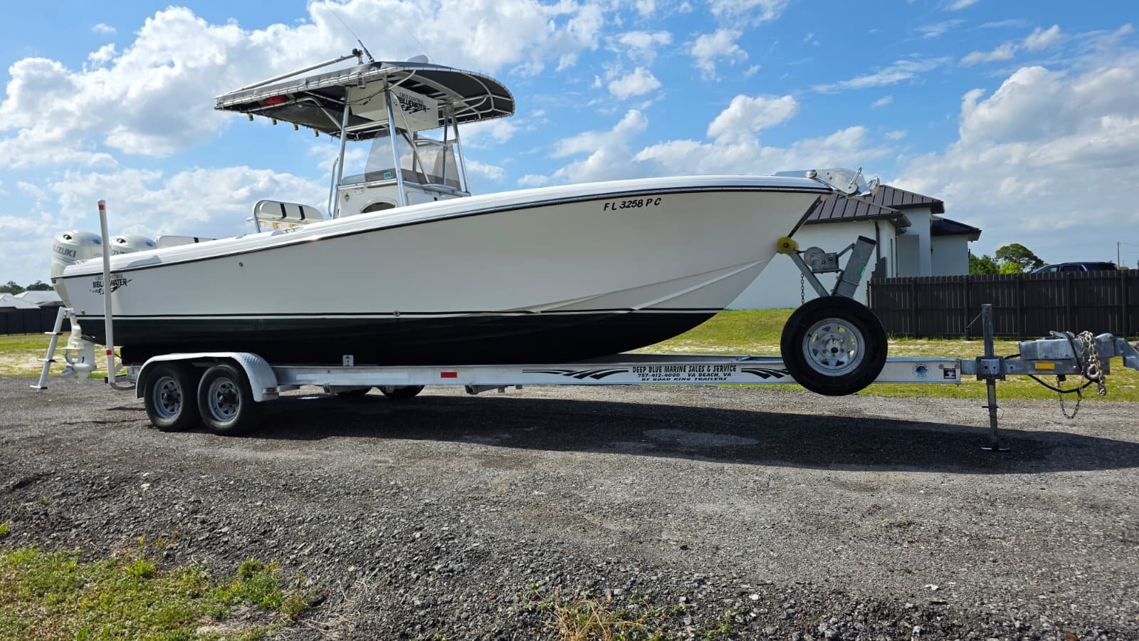 2007 Bluewater 2550 CC with twin Suzuki 200hp, main view