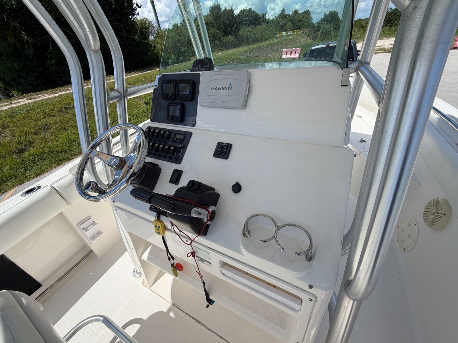 2014 Robalo R240 powered by twin Yamaha 150hp 4 Stroke with 650hrs !!!
