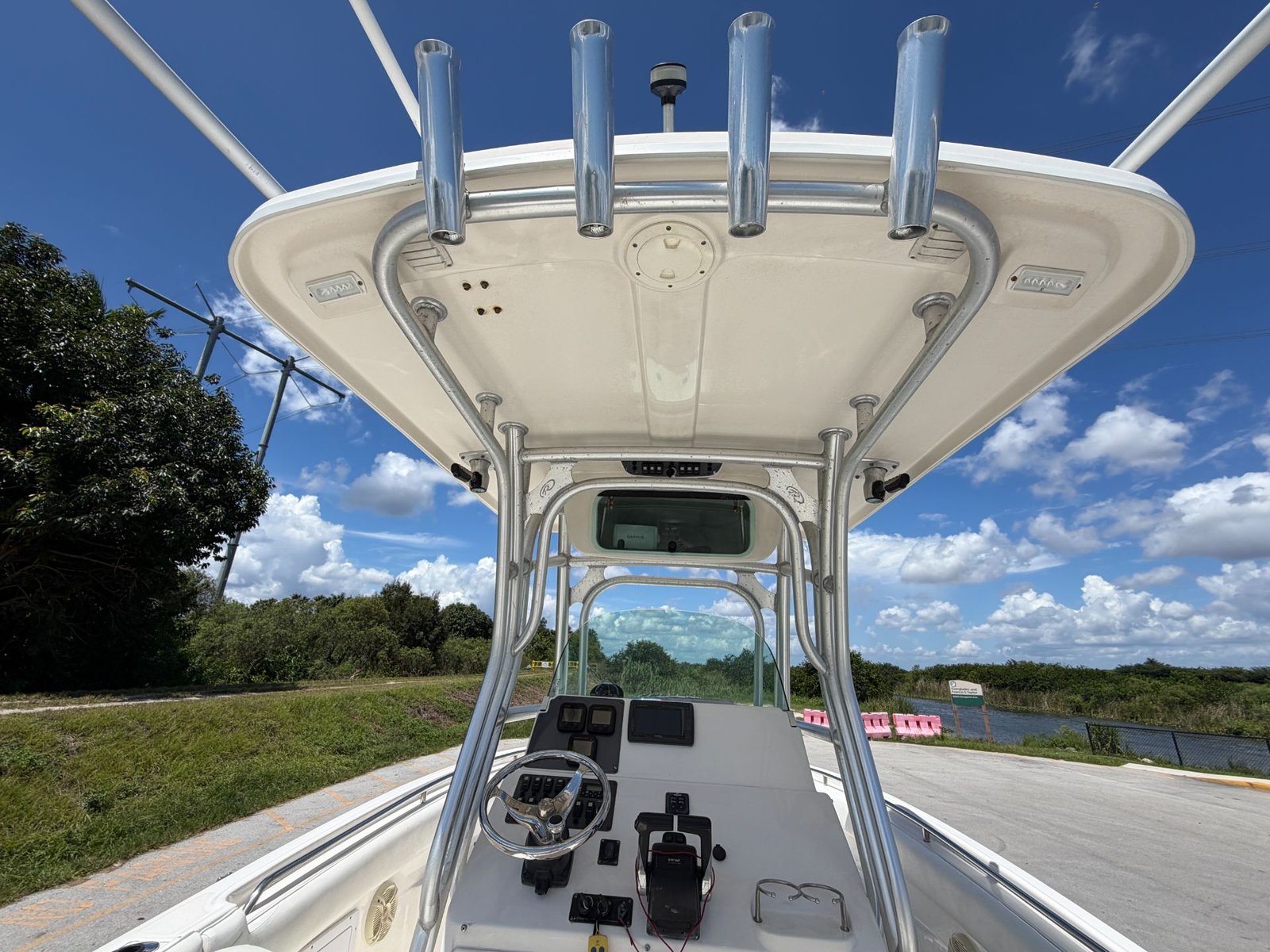 2014 Robalo R240 powered by twin Yamaha 150hp 4 Stroke with 650hrs !!!