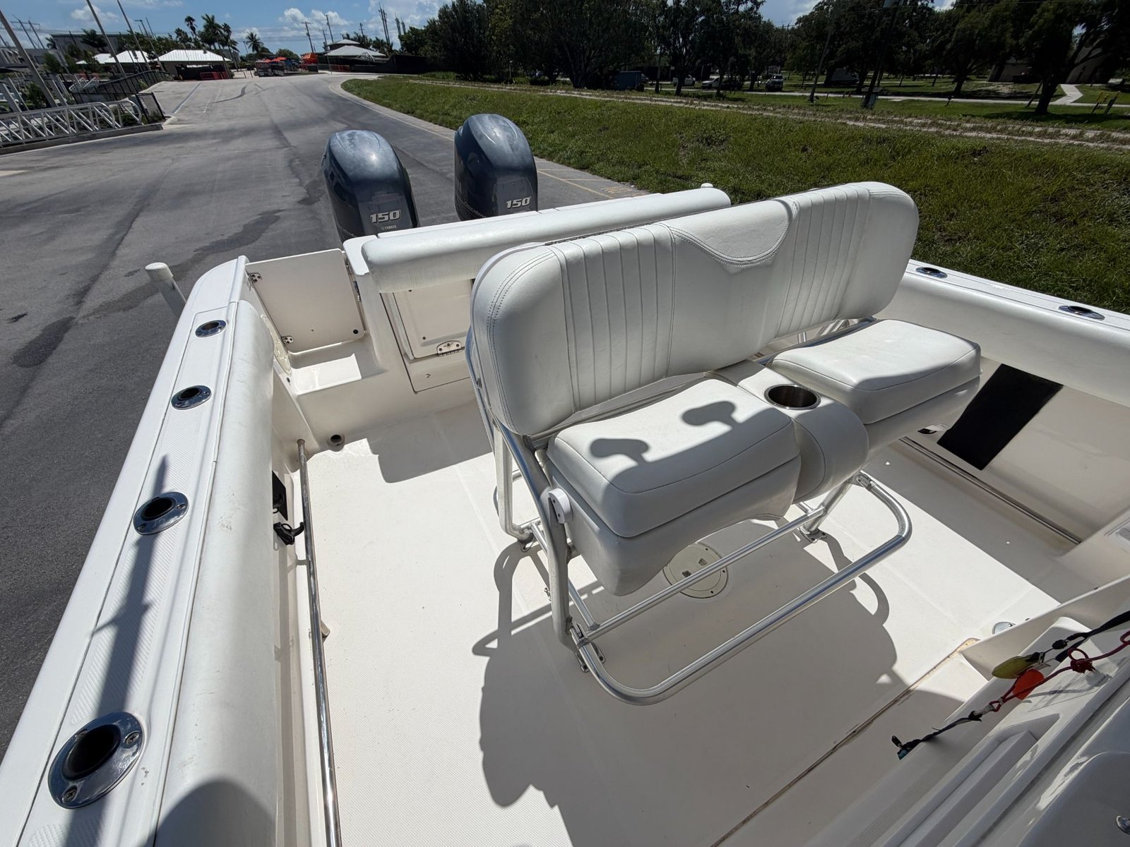 2014 Robalo R240 powered by twin Yamaha 150hp 4 Stroke with 650hrs !!!
