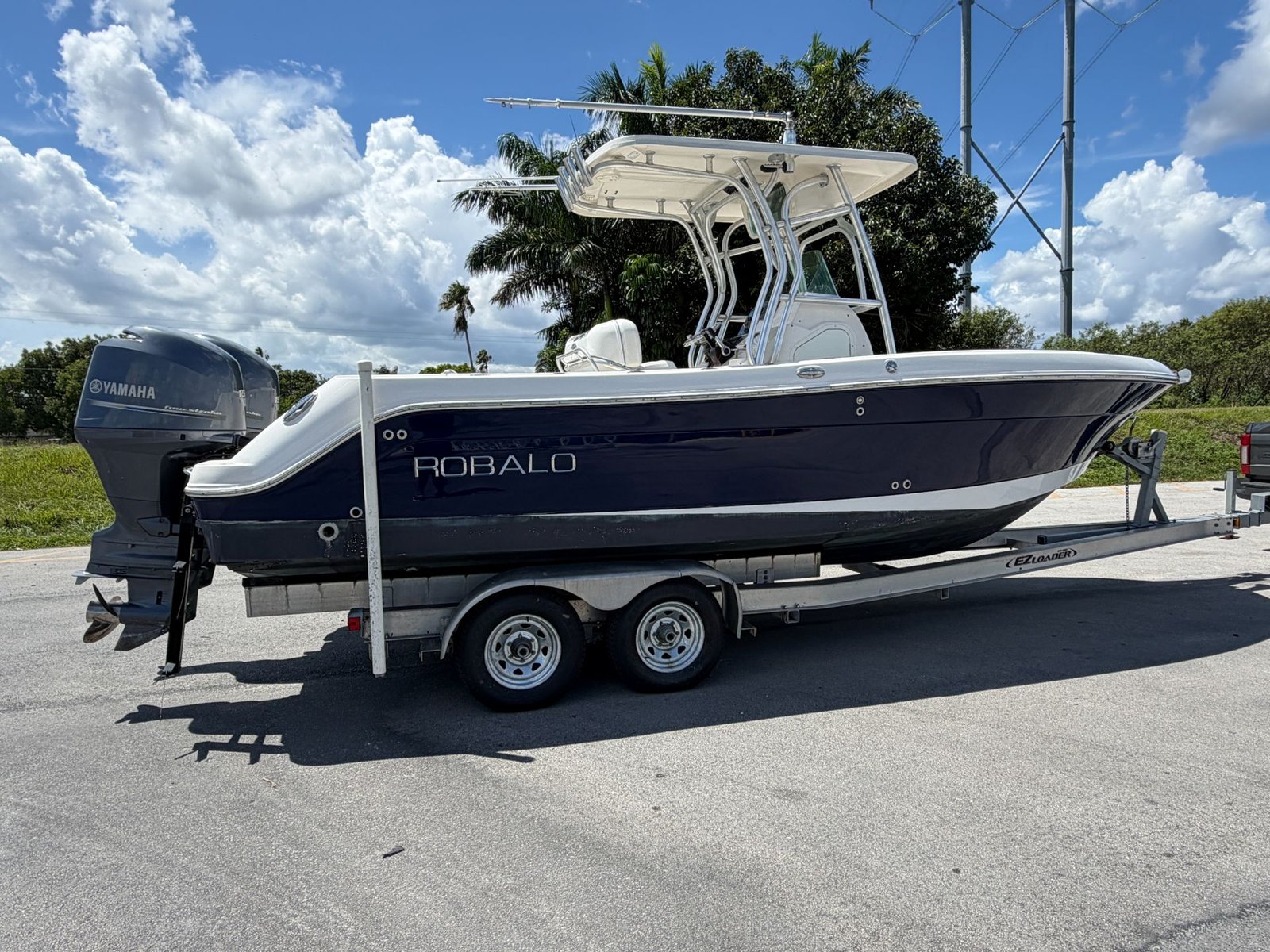 2014 Robalo R240 powered by twin Yamaha 150hp 4 Stroke with 650hrs !!!