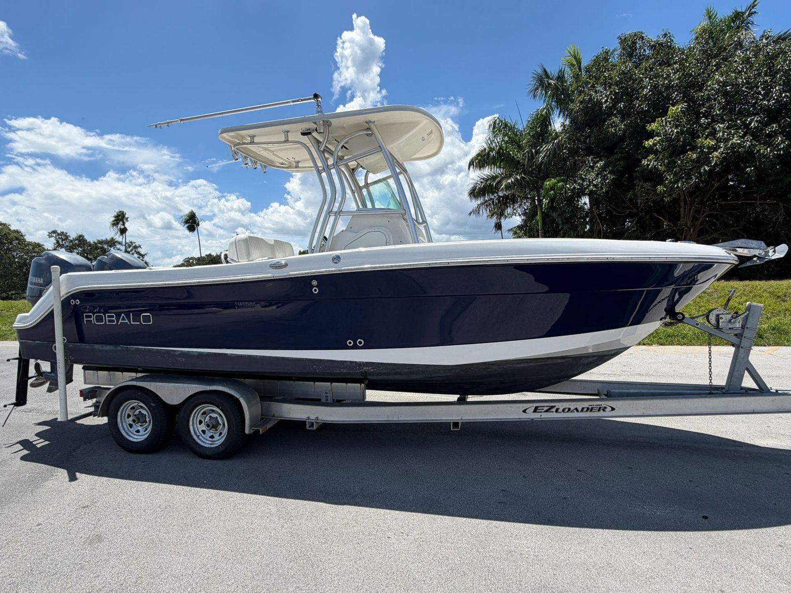 2014 Robalo R240 powered by twin Yamaha 150hp 4 Stroke with 650hrs !!!