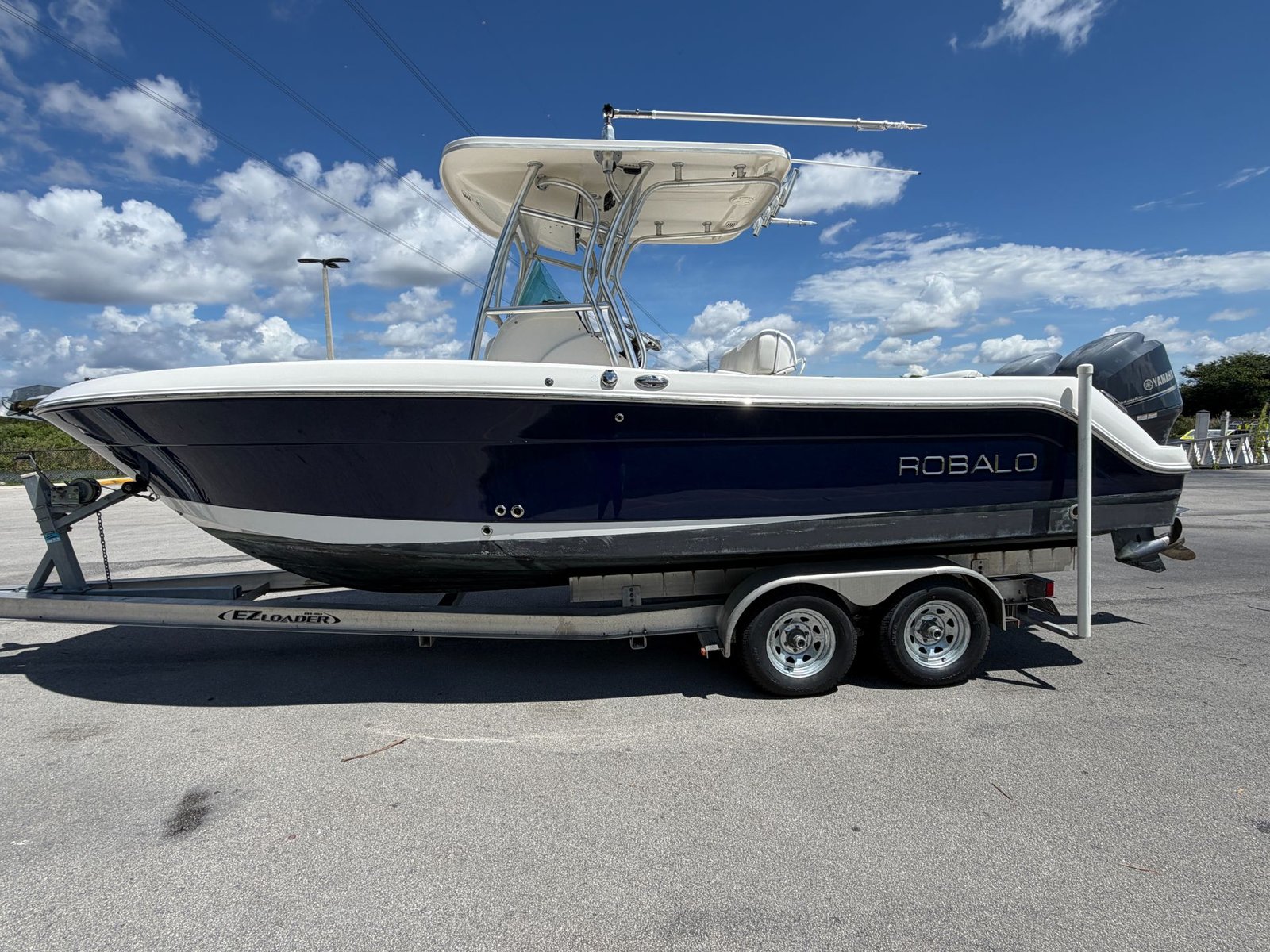 2014 Robalo R240 powered by twin Yamaha 150hp 4 Stroke with 650hrs !!!