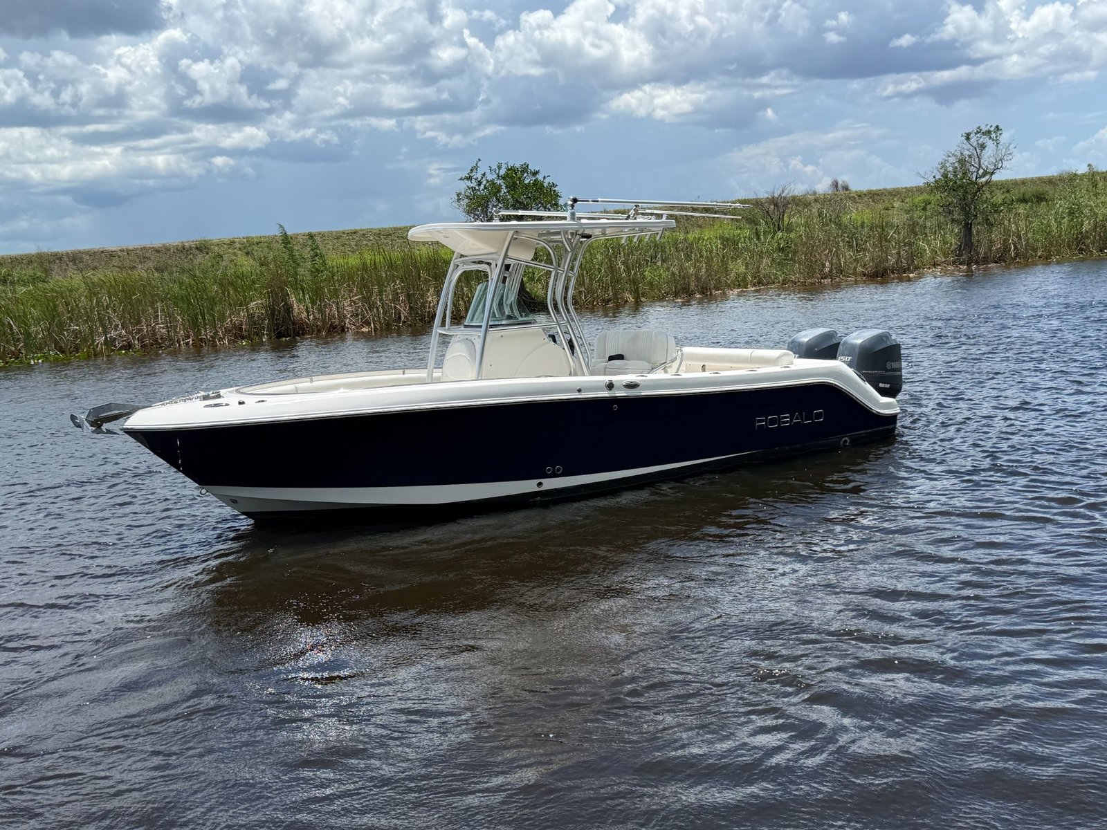 2014 Robalo R240 powered by twin Yamaha 150hp 4 Stroke with 650hrs !!!