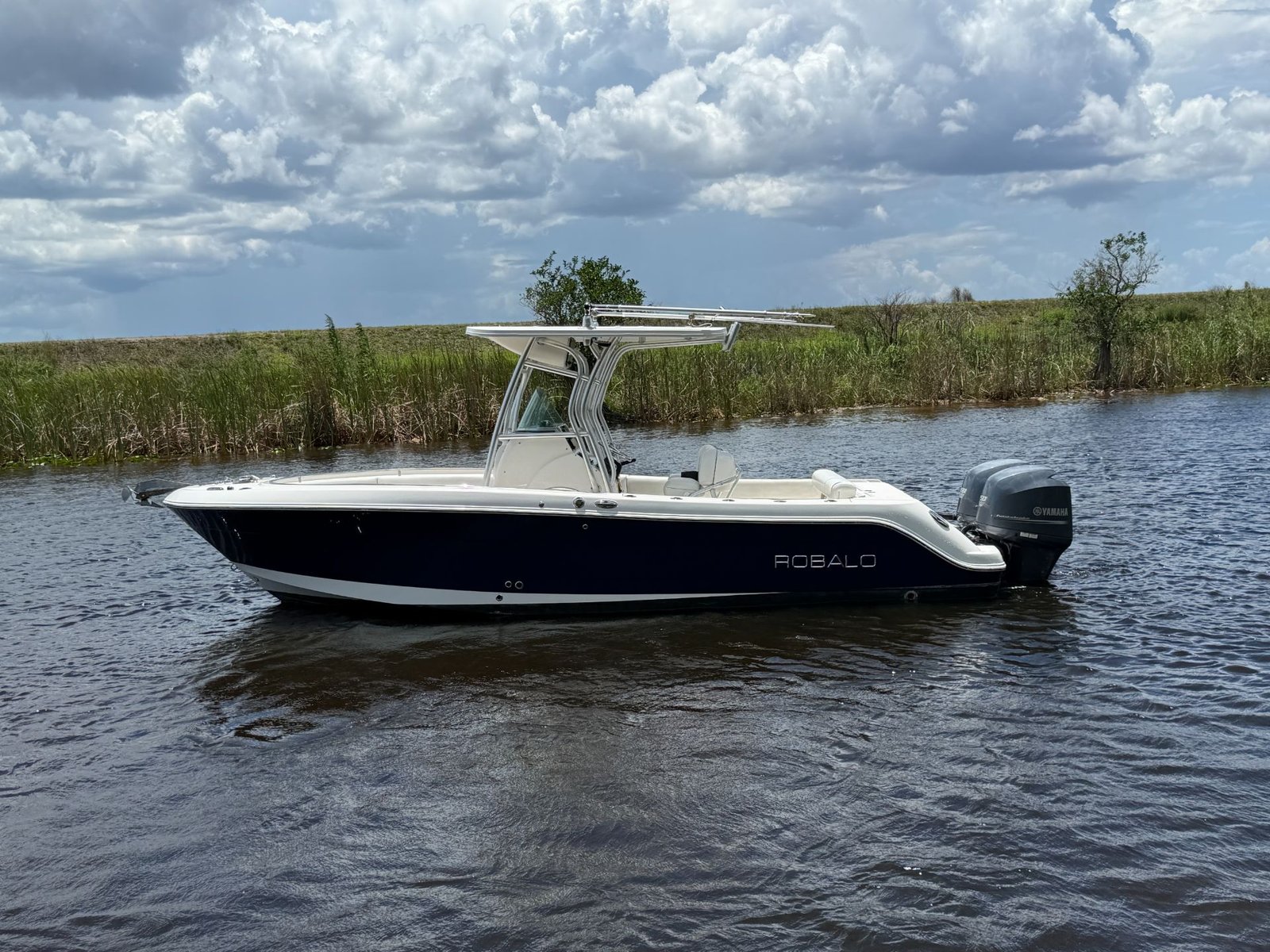 2014 Robalo R240 powered by twin Yamaha 150hp 4 Stroke with 650hrs !!!