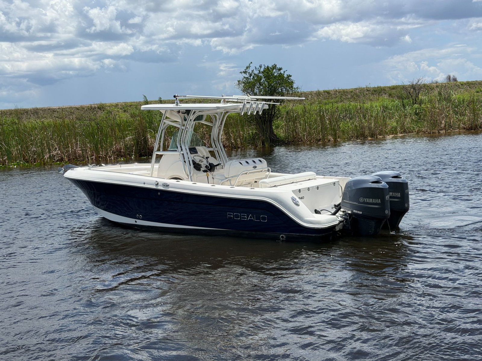 2014 Robalo R240 powered by twin Yamaha 150hp 4 Stroke with 650hrs !!!