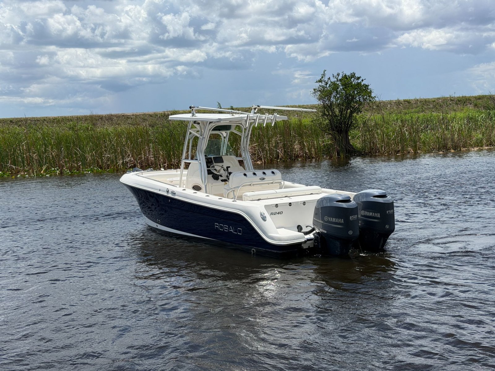 2014 Robalo R240 powered by twin Yamaha 150hp 4 Stroke with 650hrs !!!