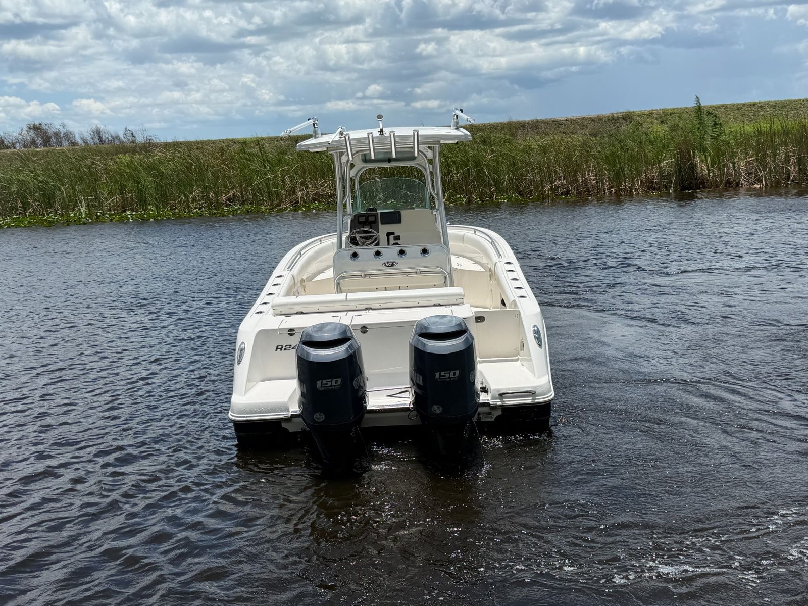 2014 Robalo R240 powered by twin Yamaha 150hp 4 Stroke with 650hrs !!!
