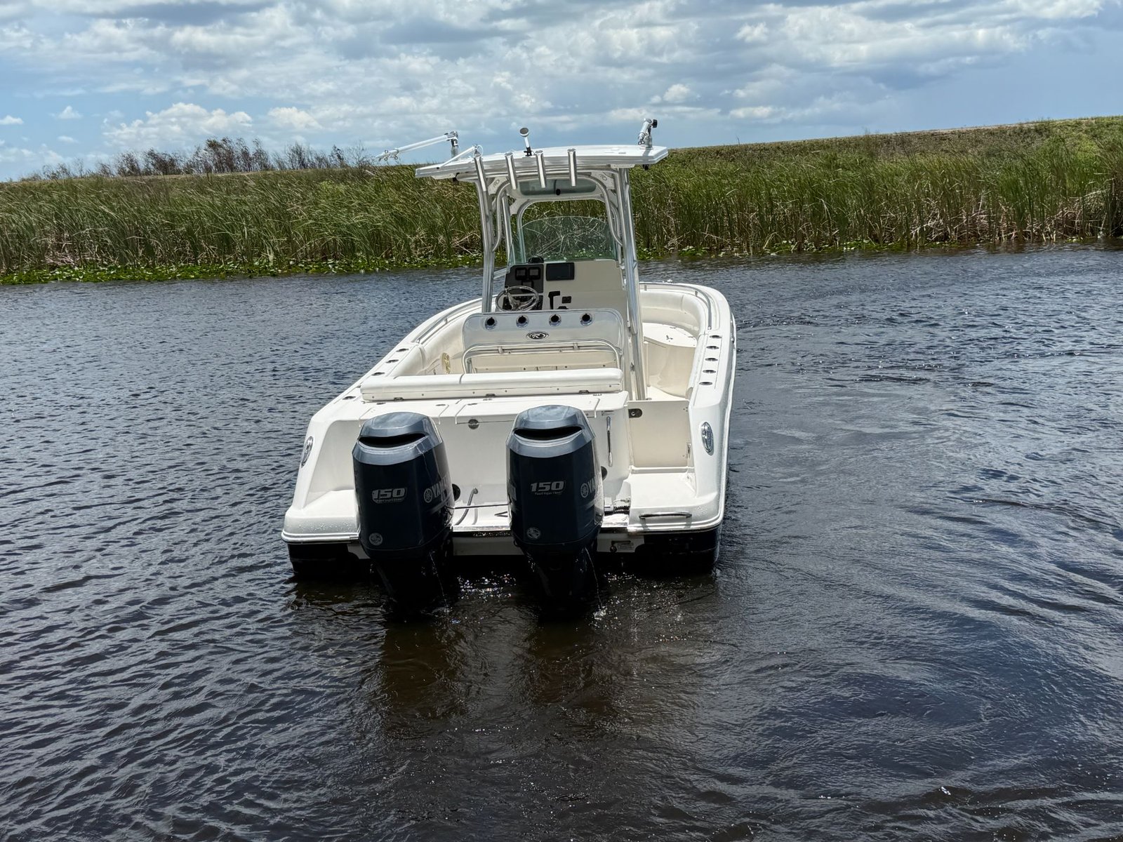 2014 Robalo R240 powered by twin Yamaha 150hp 4 Stroke with 650hrs !!!