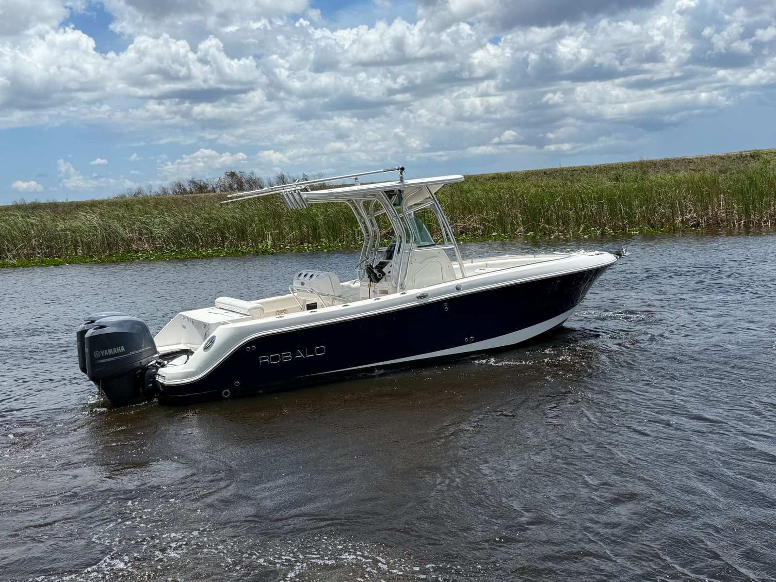 2014 Robalo R240 powered by twin Yamaha 150hp 4 Stroke with 650hrs !!!
