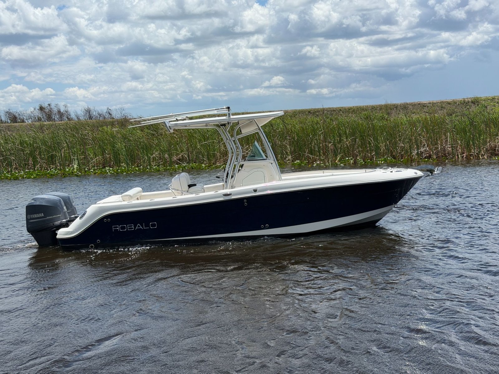 2014 Robalo R240 powered by twin Yamaha 150hp 4 Stroke with 650hrs !!!