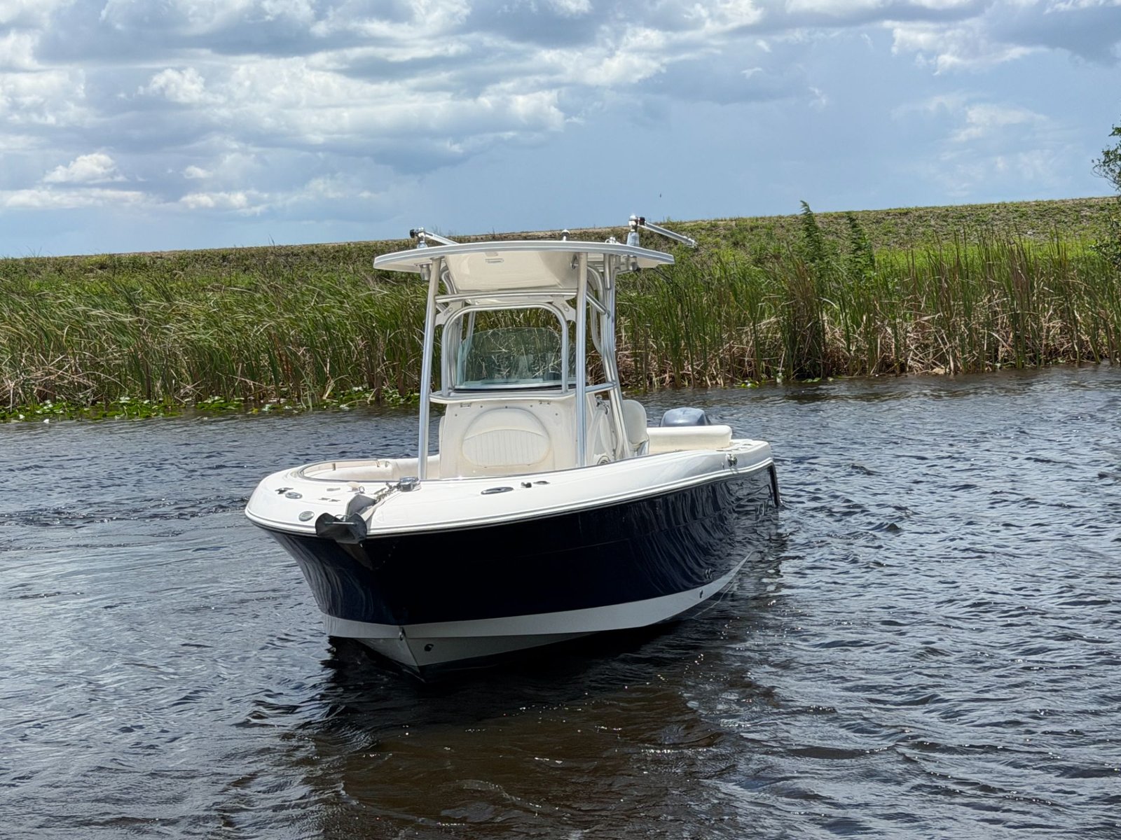 2014 Robalo R240 powered by twin Yamaha 150hp 4 Stroke with 650hrs !!!