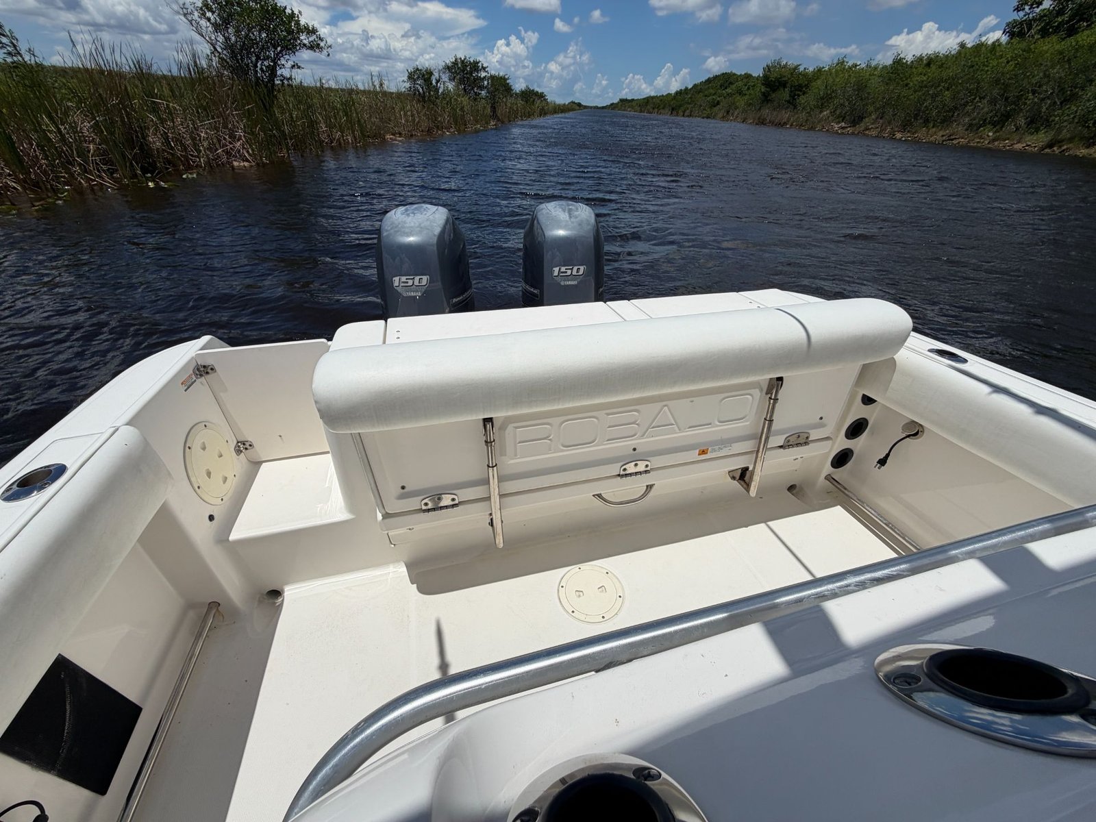 2014 Robalo R240 powered by twin Yamaha 150hp 4 Stroke with 650hrs !!!