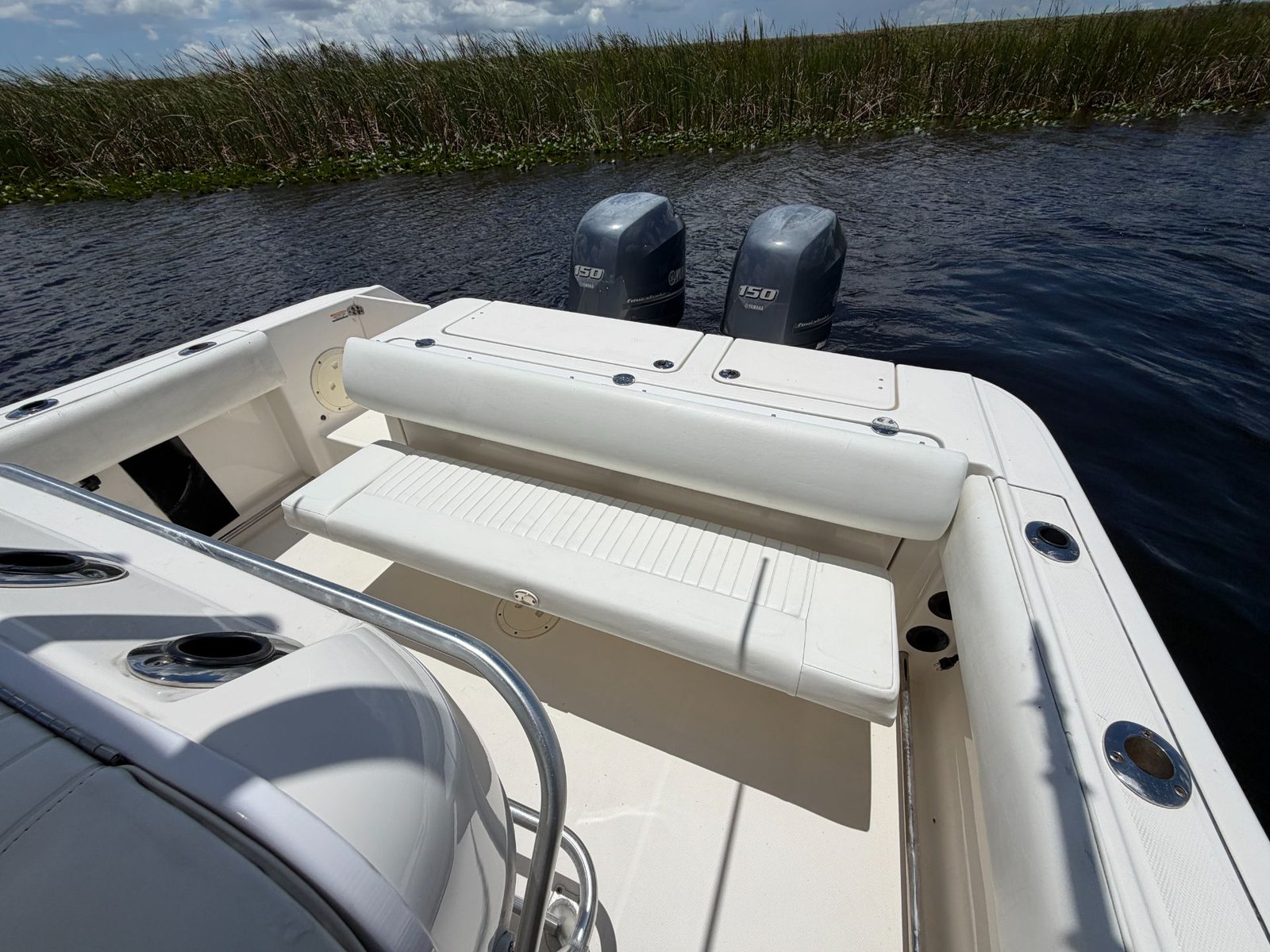 2014 Robalo R240 powered by twin Yamaha 150hp 4 Stroke with 650hrs !!!