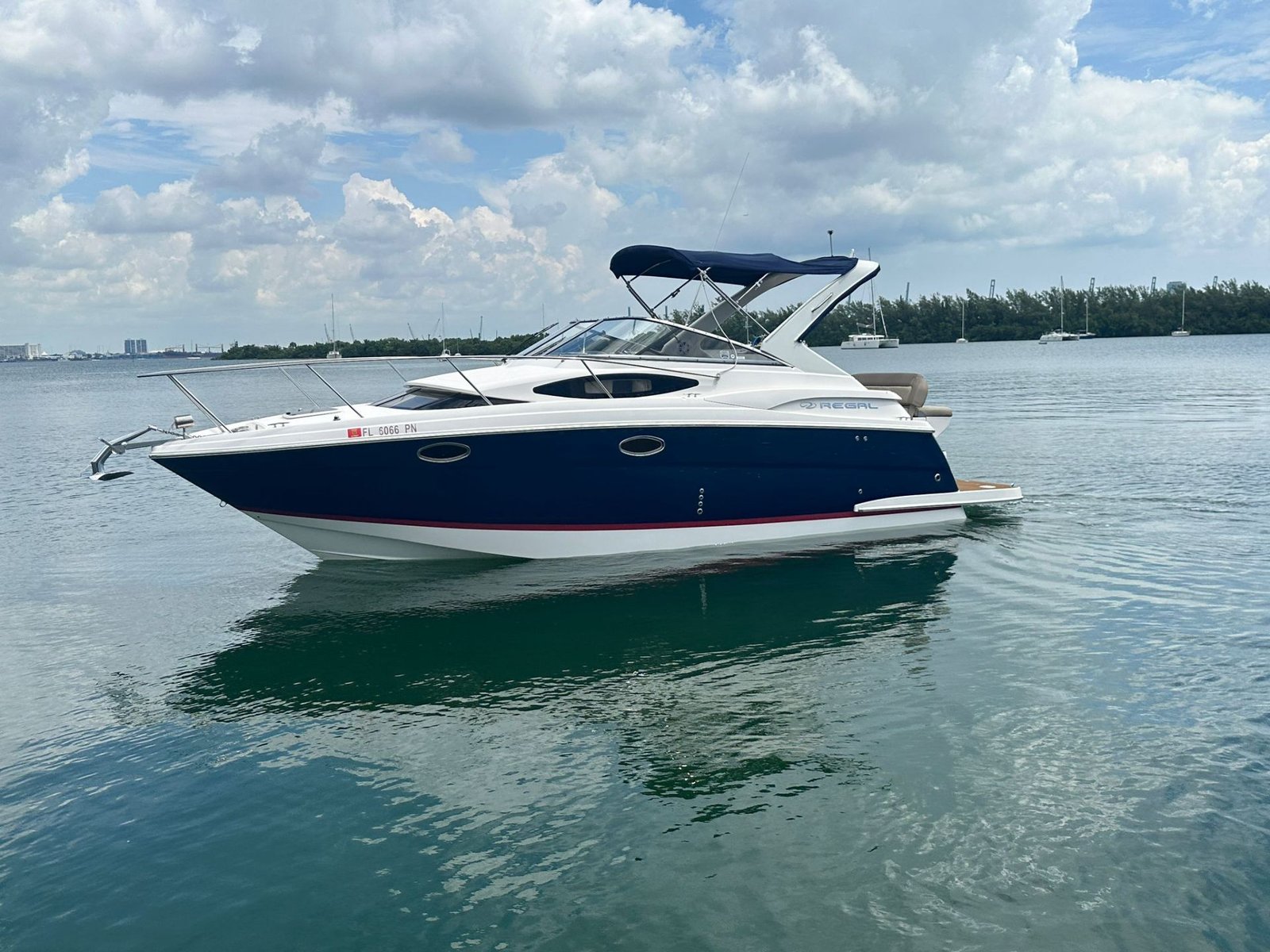 2014 Regal 30 Express powered by twin Volvo 4.3L with Only 500hrs !!!