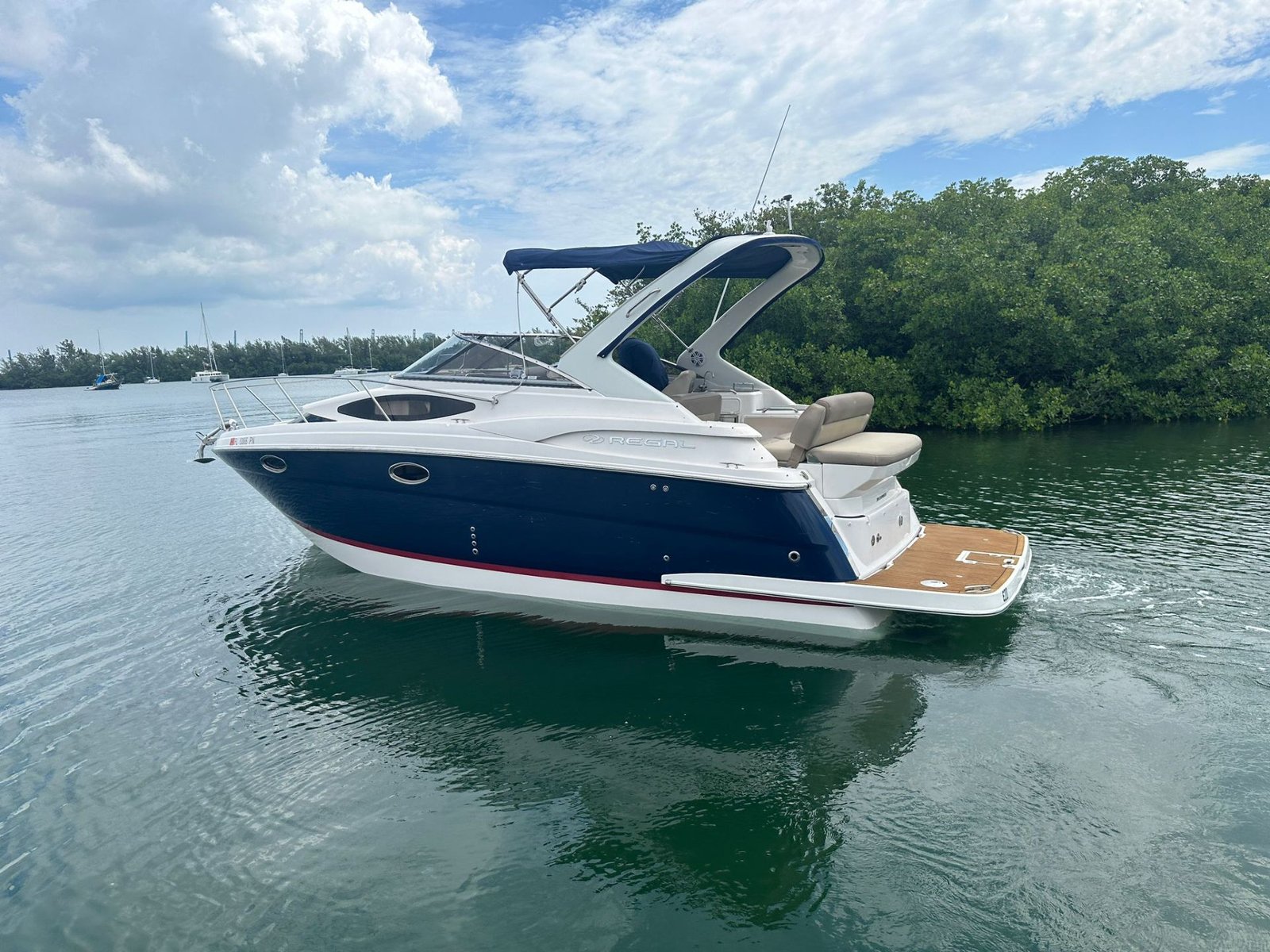 2014 Regal 30 Express powered by twin Volvo 4.3L with Only 500hrs !!!