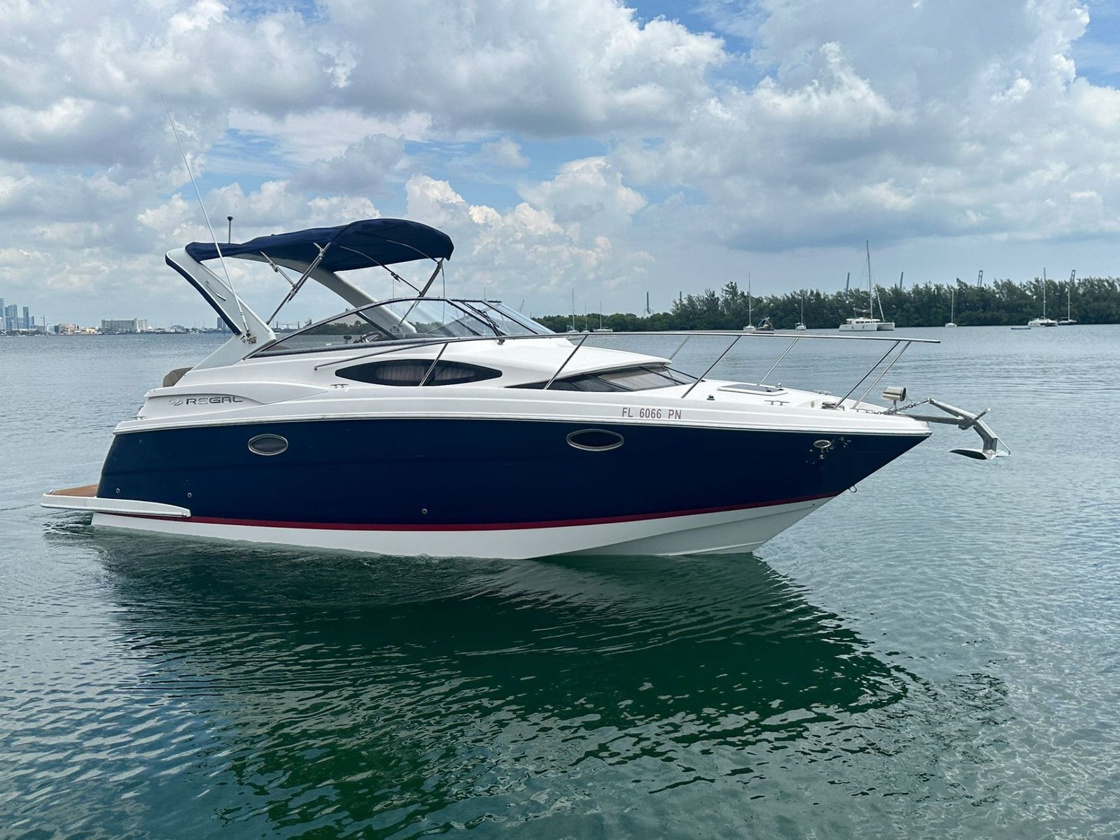 2014 Regal 30 Express powered by twin Volvo 4.3L with Only 500hrs !!!