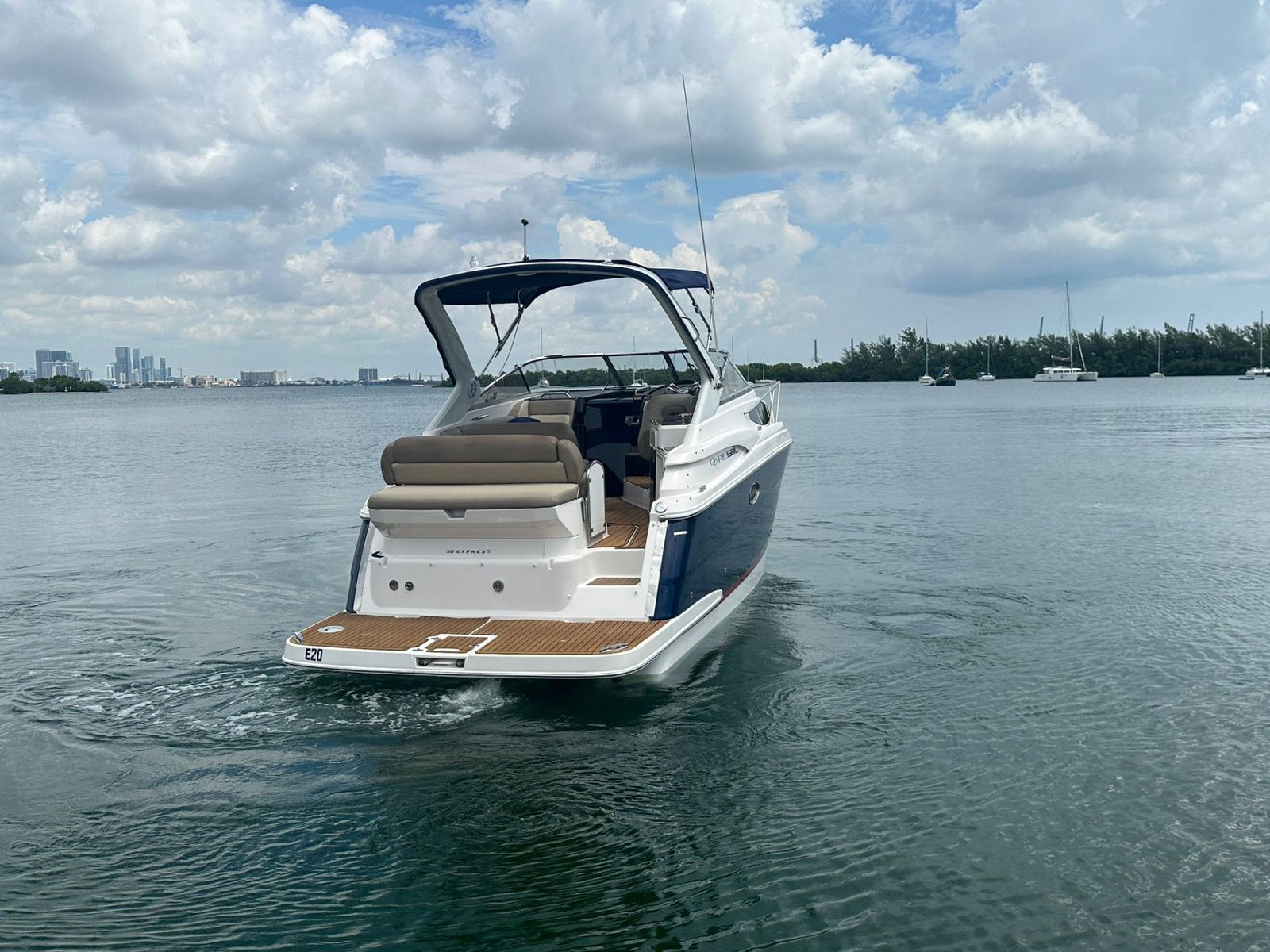 2014 Regal 30 Express powered by twin Volvo 4.3L with Only 500hrs !!!