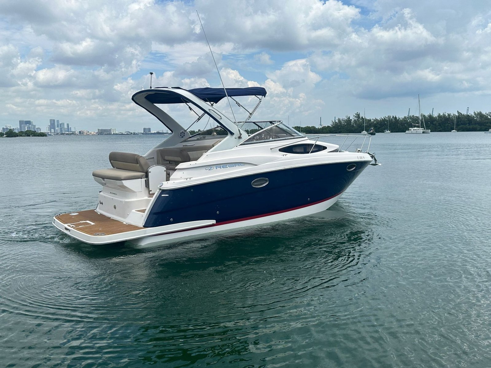 2014 Regal 30 Express powered by twin Volvo 4.3L with Only 500hrs !!!