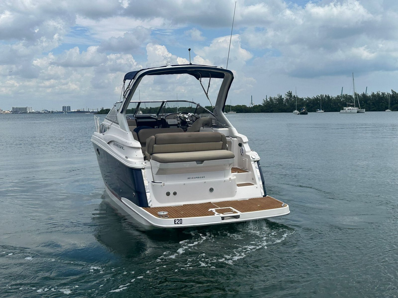 2014 Regal 30 Express powered by twin Volvo 4.3L with Only 500hrs !!!