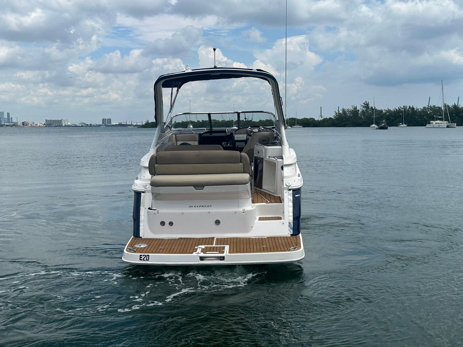 2014 Regal 30 Express powered by twin Volvo 4.3L with Only 500hrs !!!