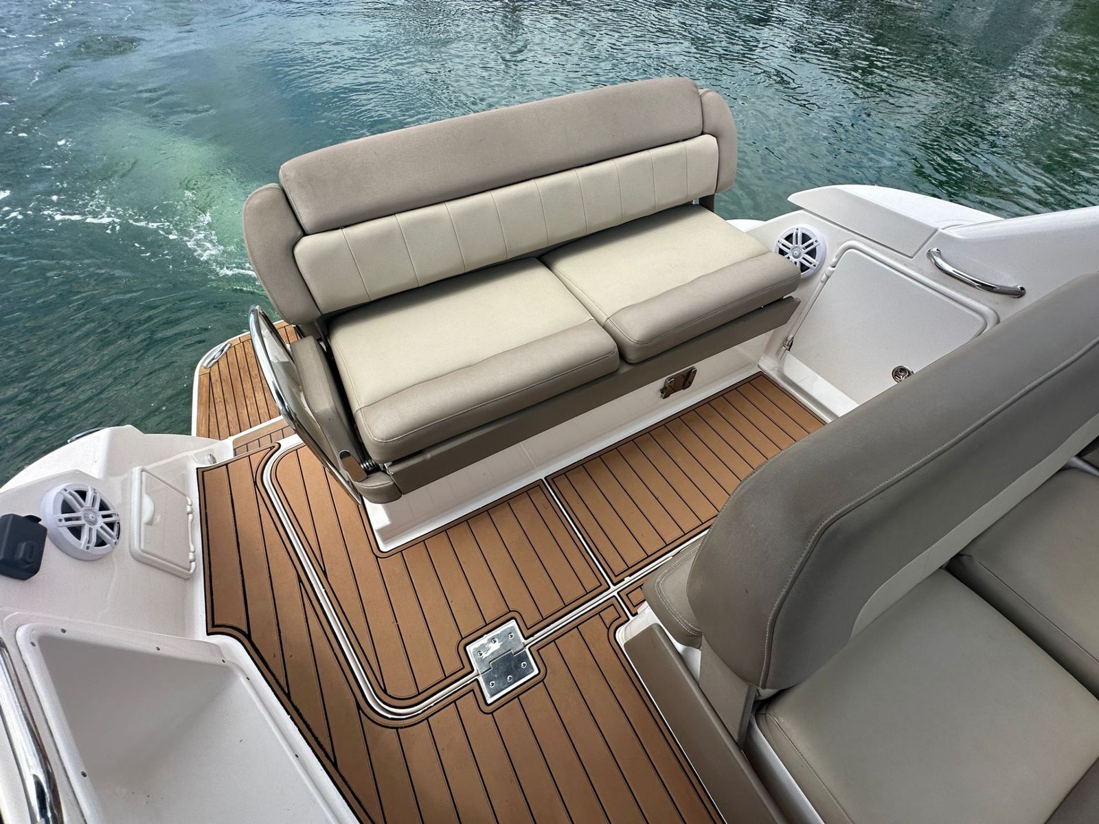 2014 Regal 30 Express powered by twin Volvo 4.3L with Only 500hrs !!!