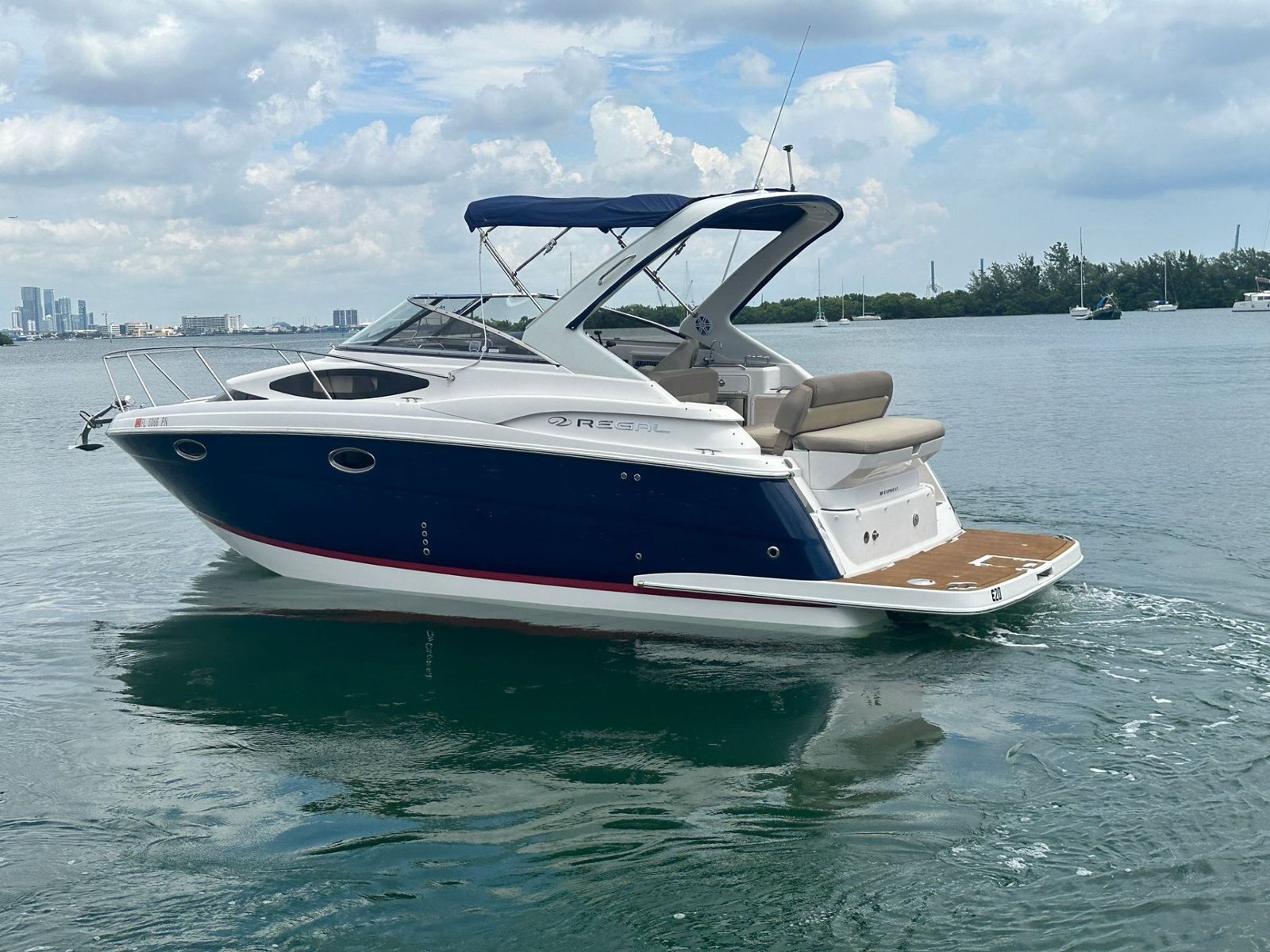 2014 Regal 30 Express powered by twin Volvo 4.3L with Only 500hrs !!!