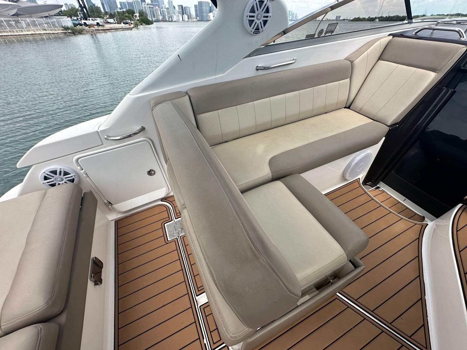 2014 Regal 30 Express powered by twin Volvo 4.3L with Only 500hrs !!!