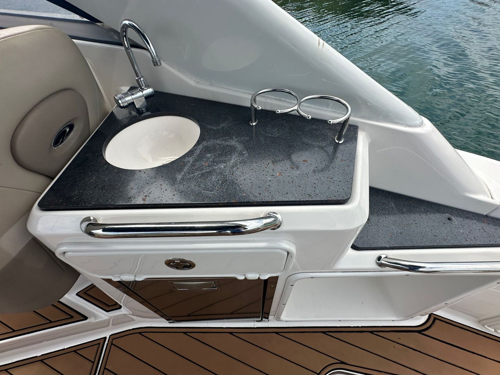 2014 Regal 30 Express powered by twin Volvo 4.3L with Only 500hrs !!!