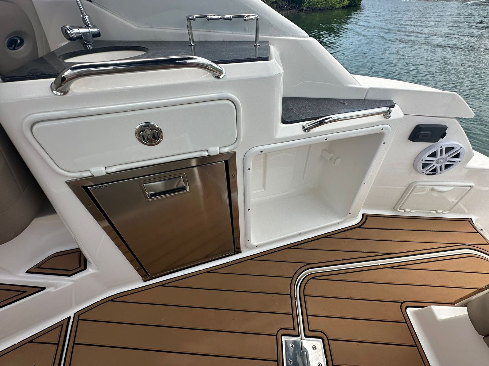 2014 Regal 30 Express powered by twin Volvo 4.3L with Only 500hrs !!!